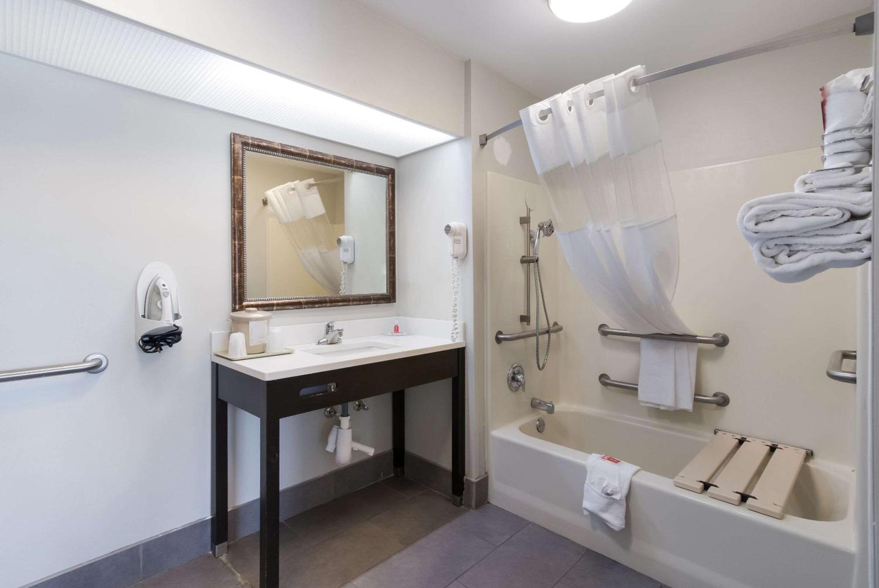 Double Room - Accessible/Non-Smoking - Photo 3