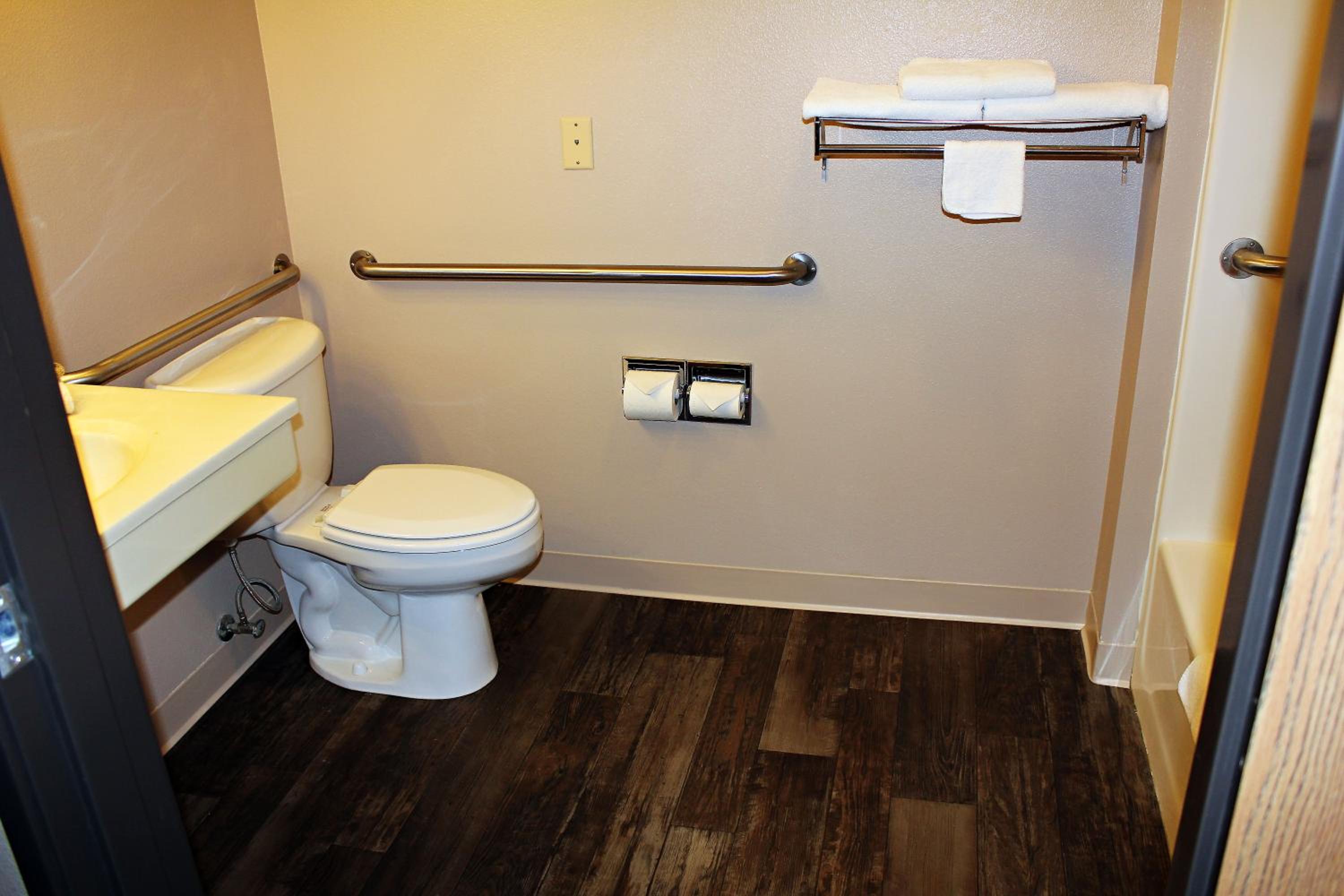 Queen Room with Two Queen Beds - Non-Smoking - Photo 7