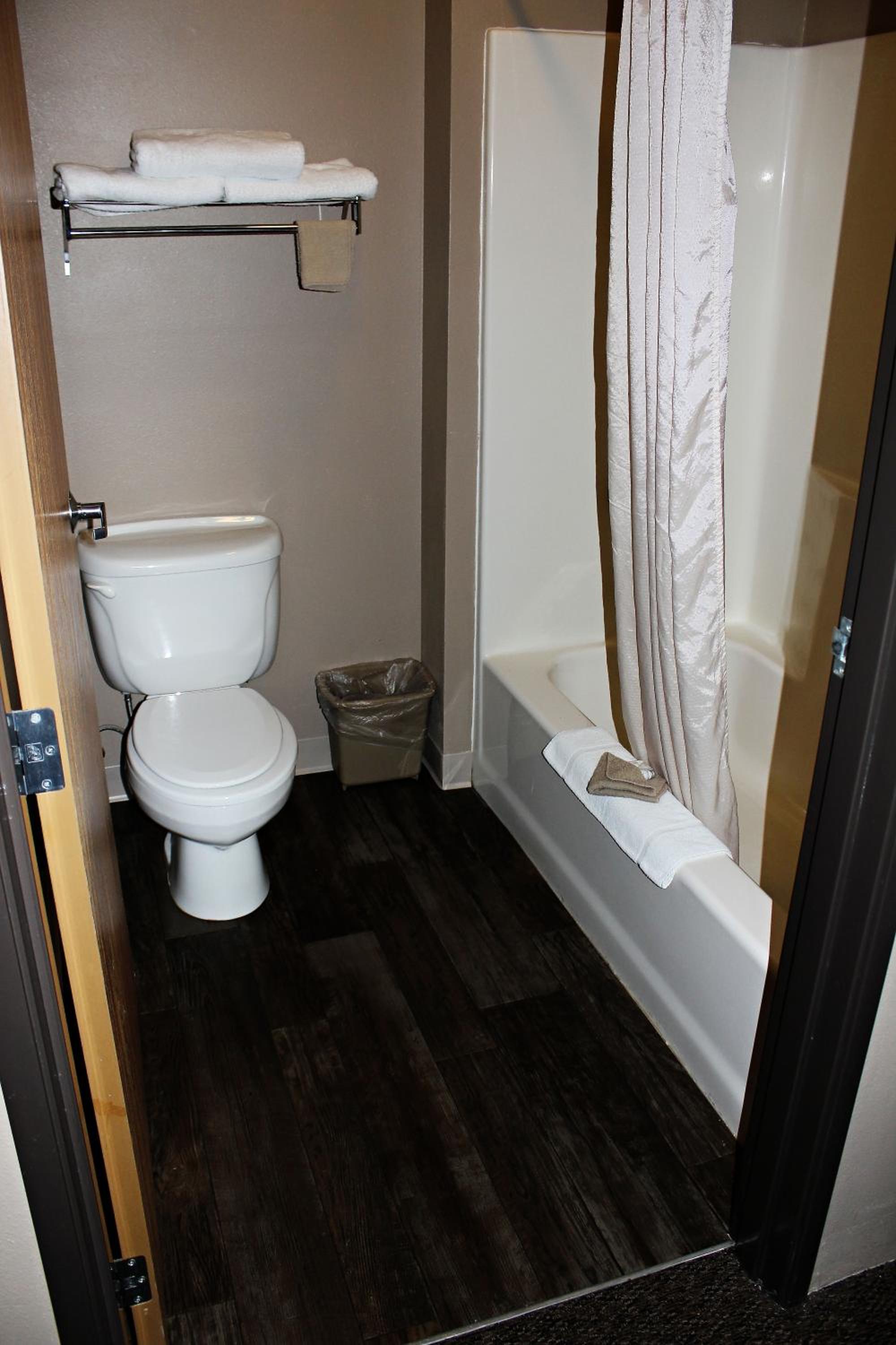 Queen Room with Two Queen Beds - Non-Smoking - Photo 3