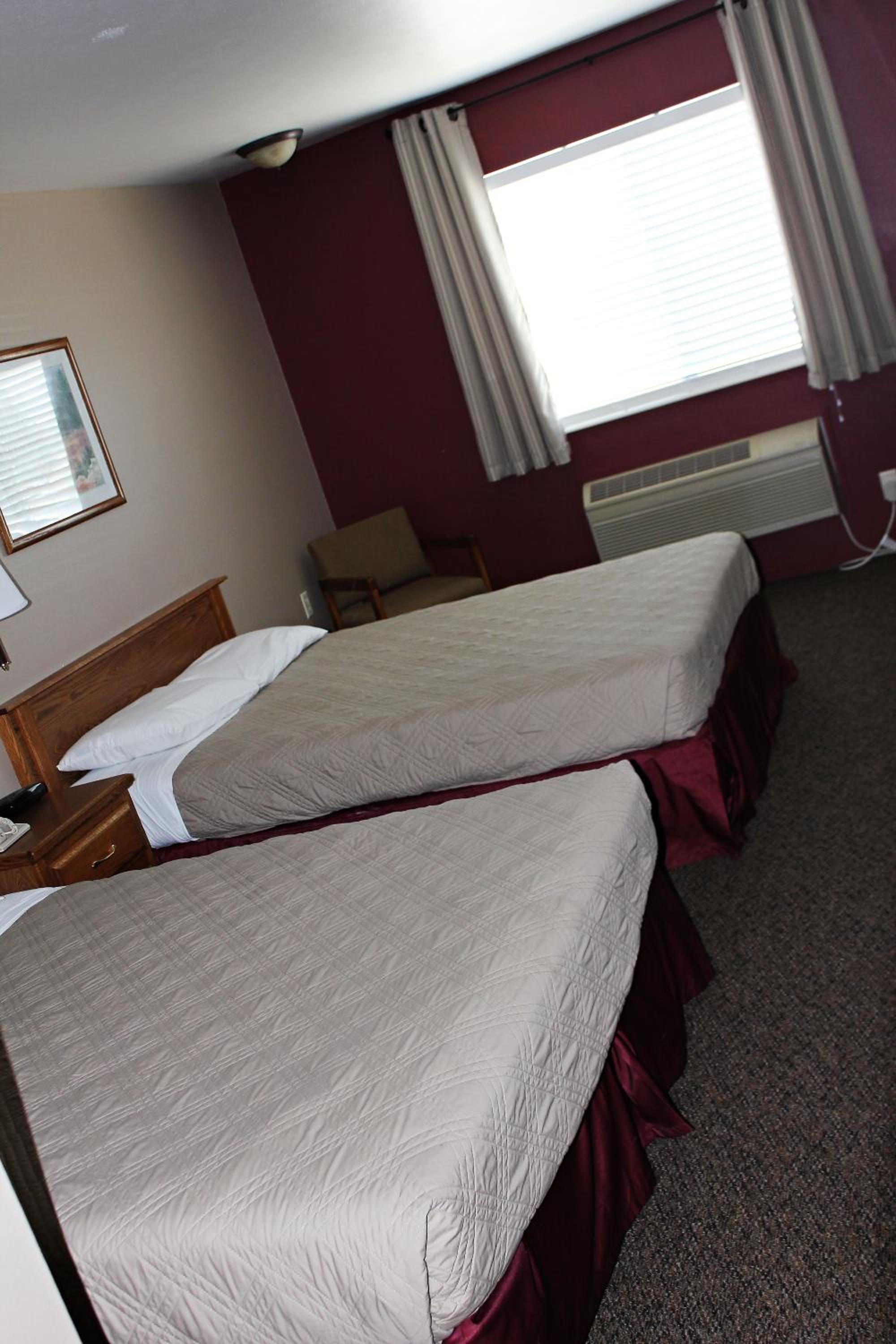 Queen Room with Two Queen Beds - Non-Smoking - Photo 9