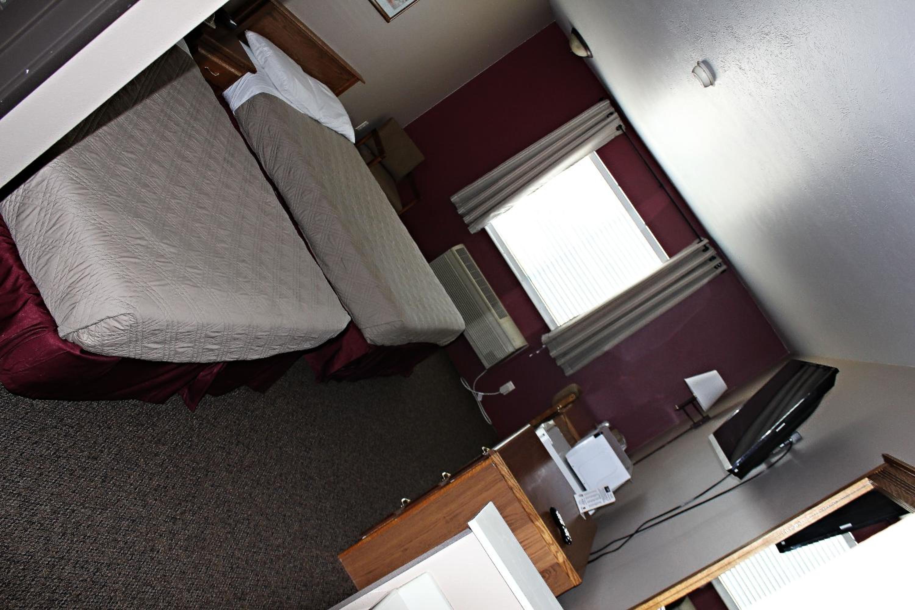 Queen Room with Two Queen Beds - Non-Smoking - Photo 8
