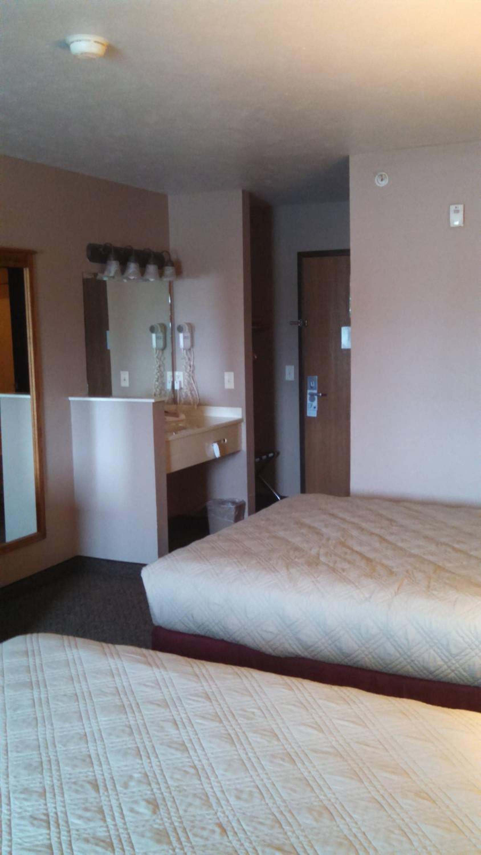 Queen Room with Two Queen Beds - Non-Smoking - Photo 10