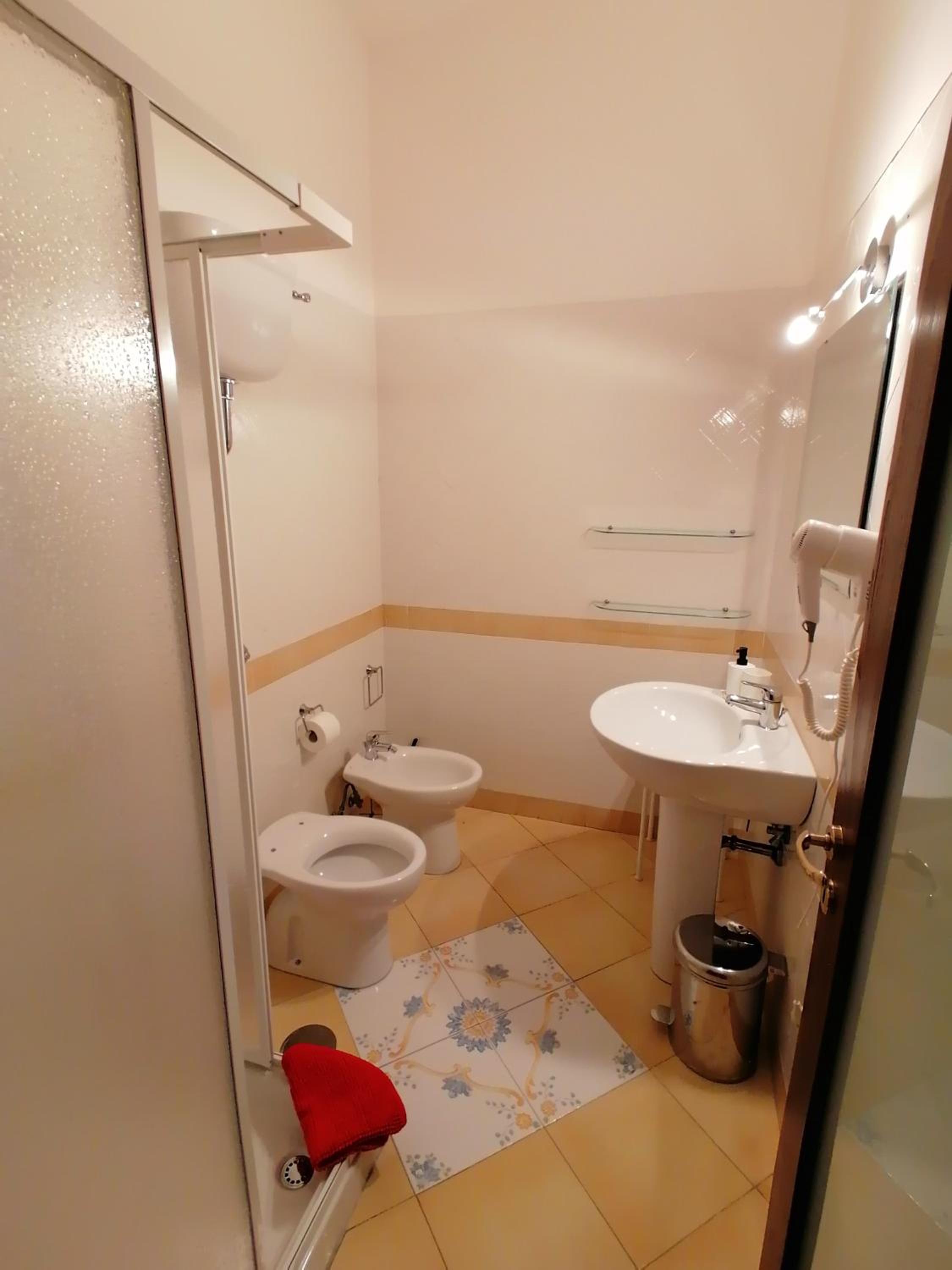 Quadruple Room with Private Bathroom photo 3