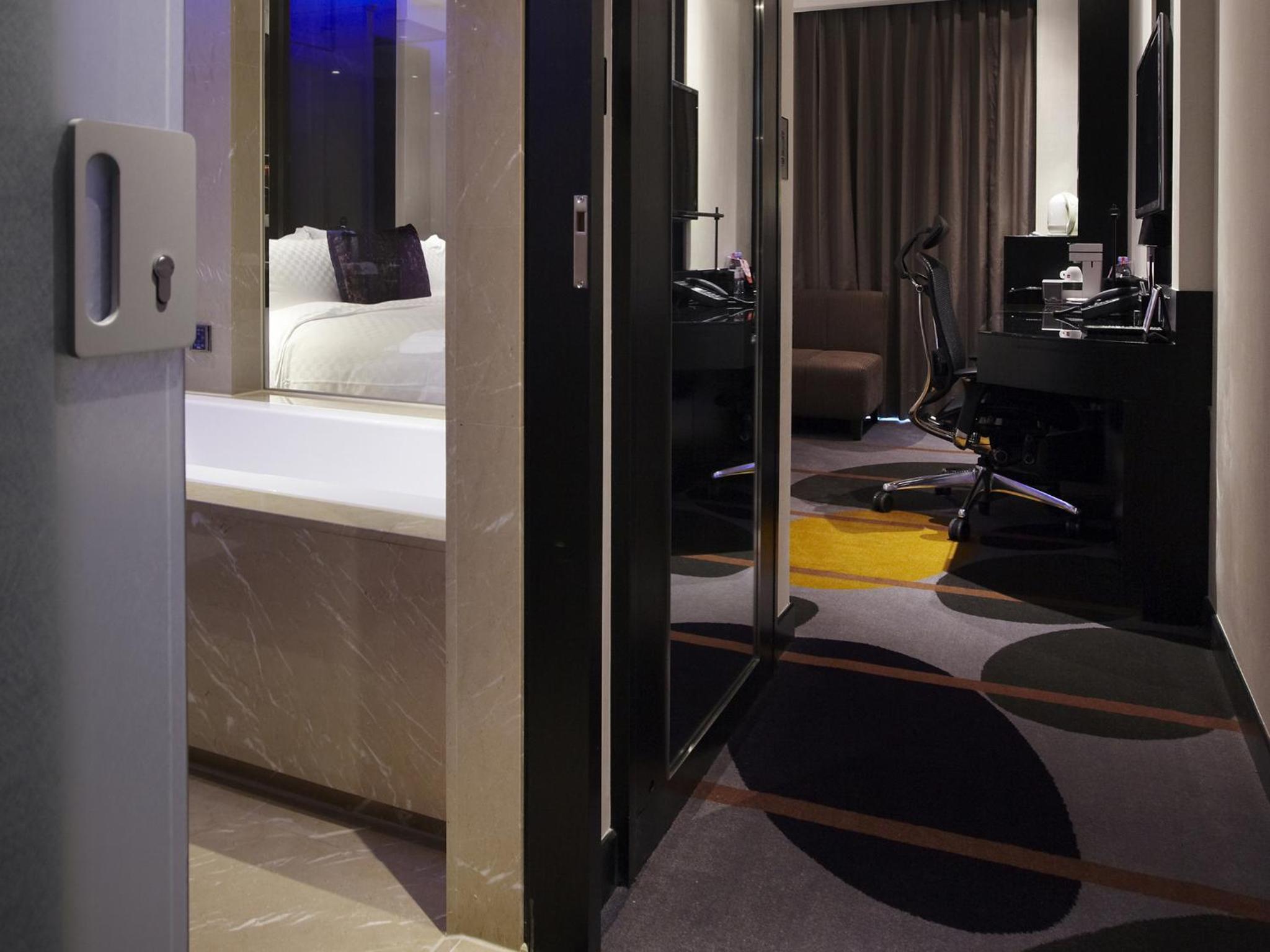 Corner King Room photo 2