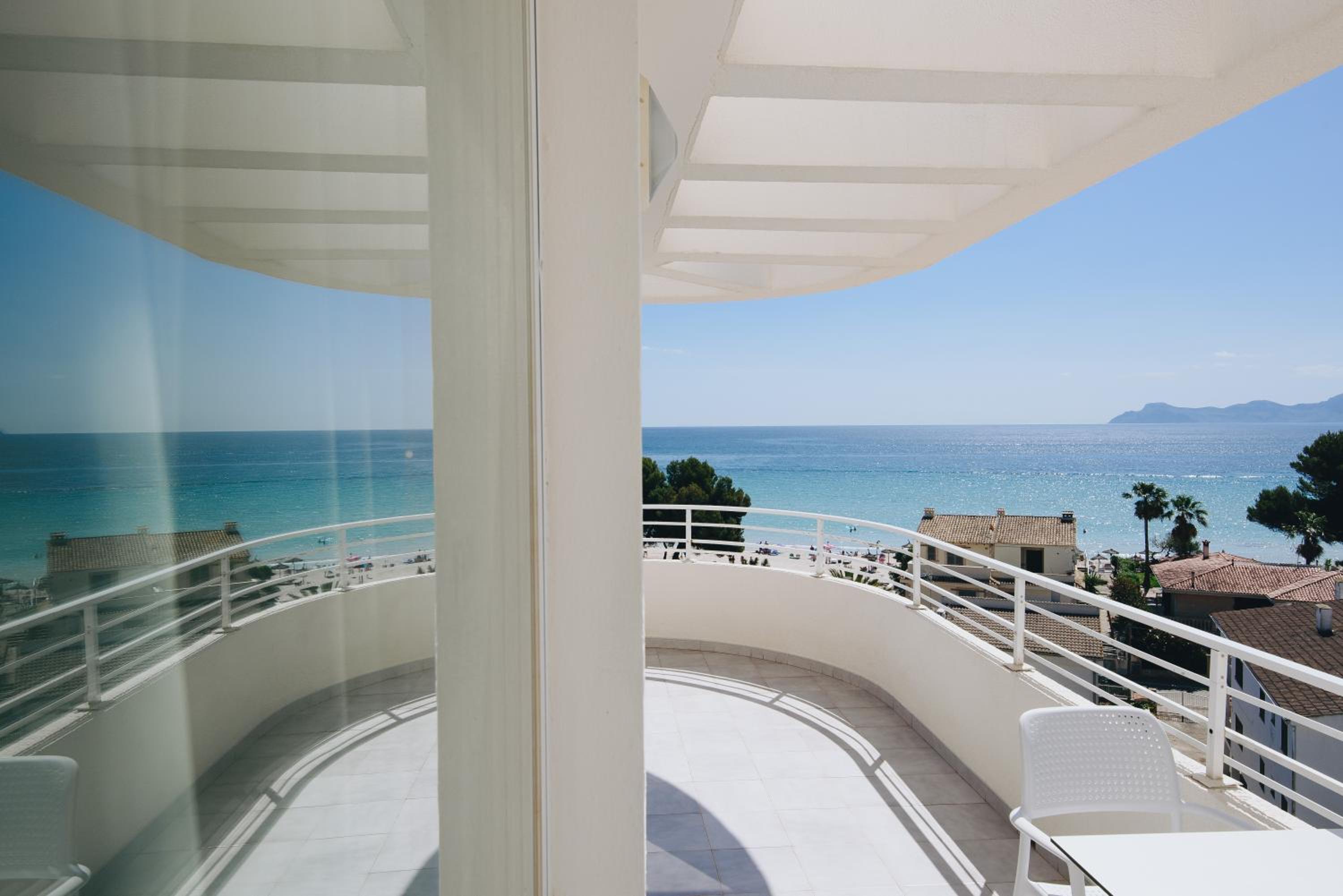 Superior One-Bedroom Apartment With Sea View (2 Adults + 2 Children)