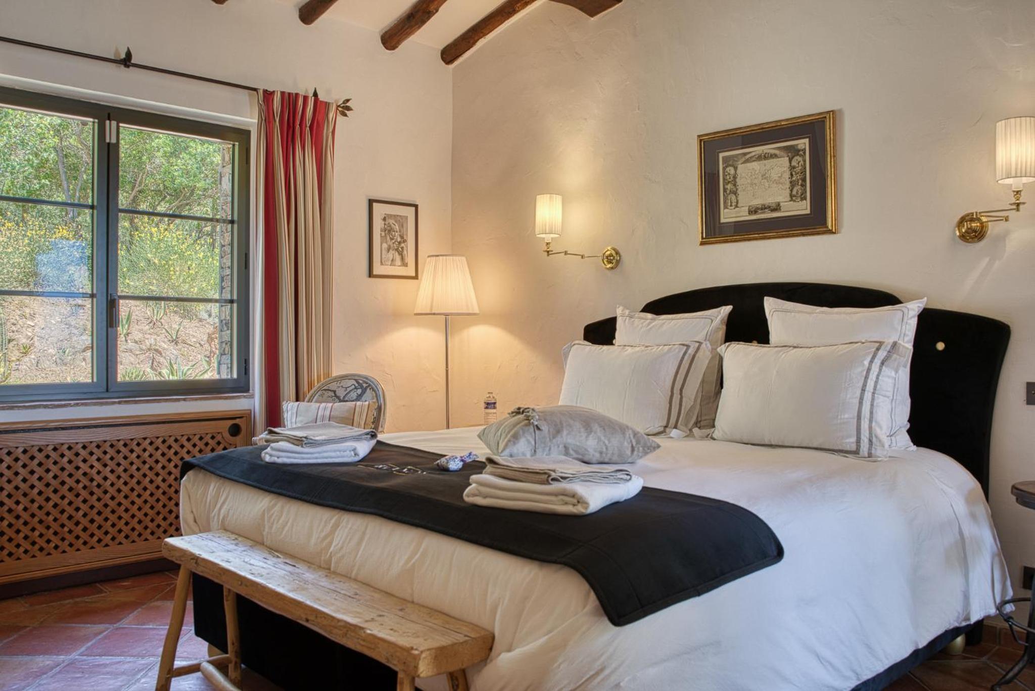 Deluxe King Room photo 2