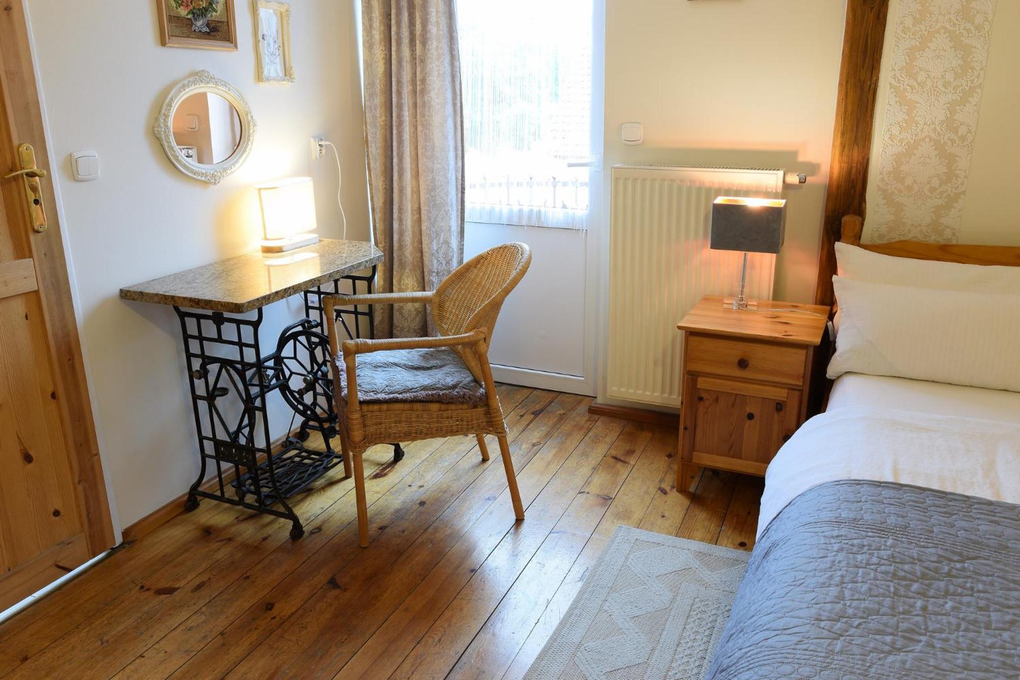 Double Room with Balcony - Photo 5