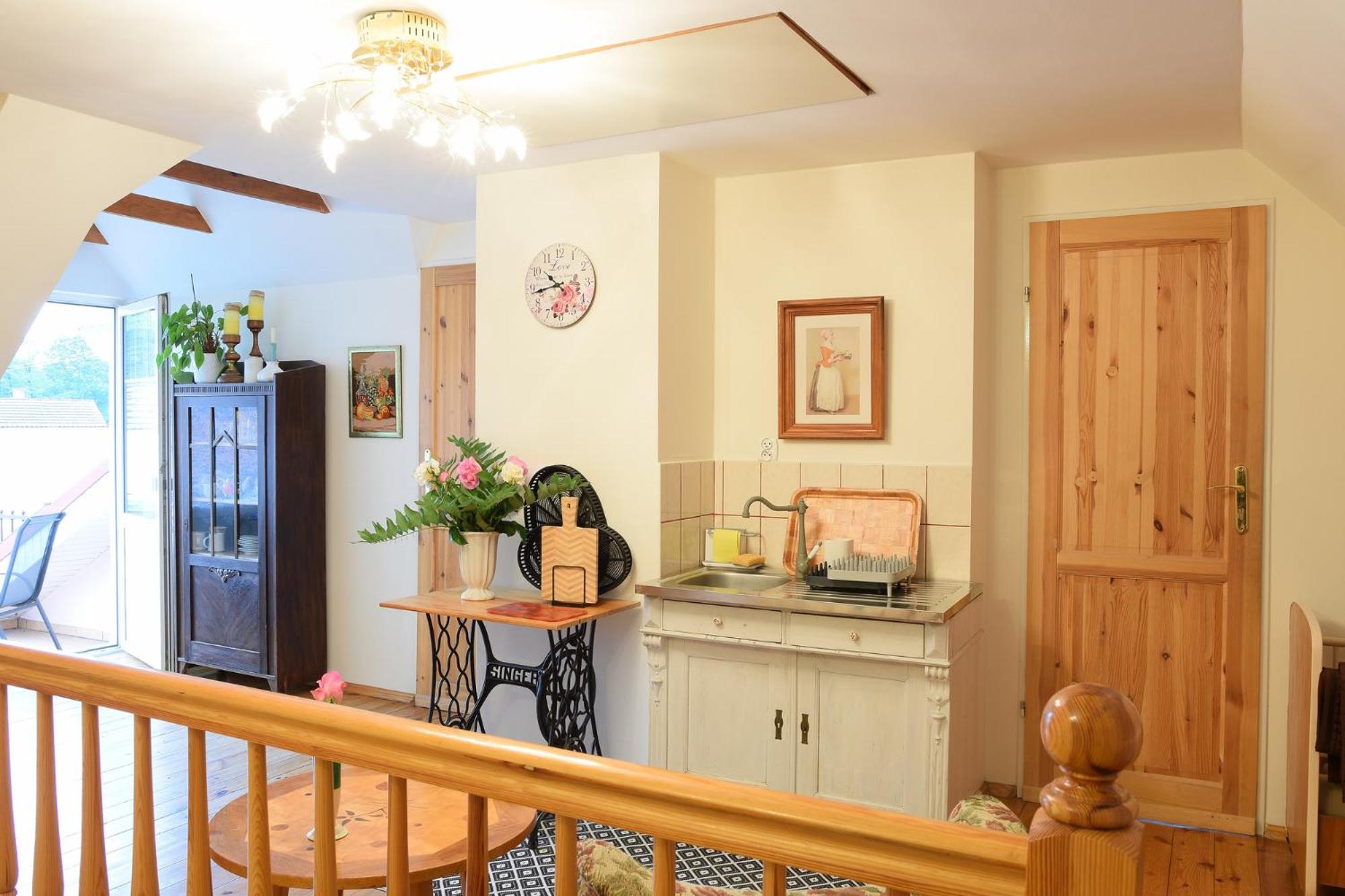 Double Room with Balcony - Photo 12