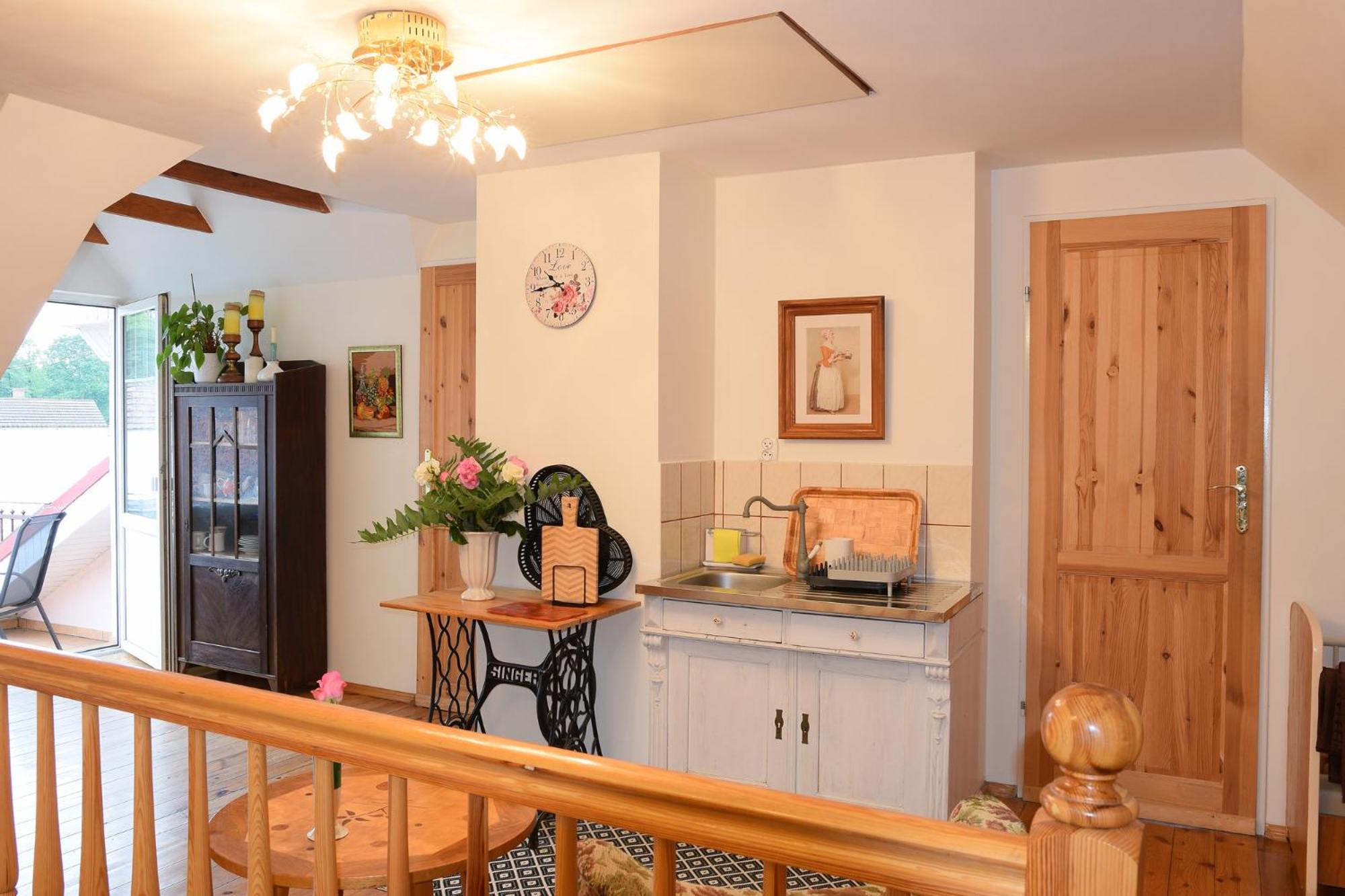 Double Room with Balcony - Photo 11
