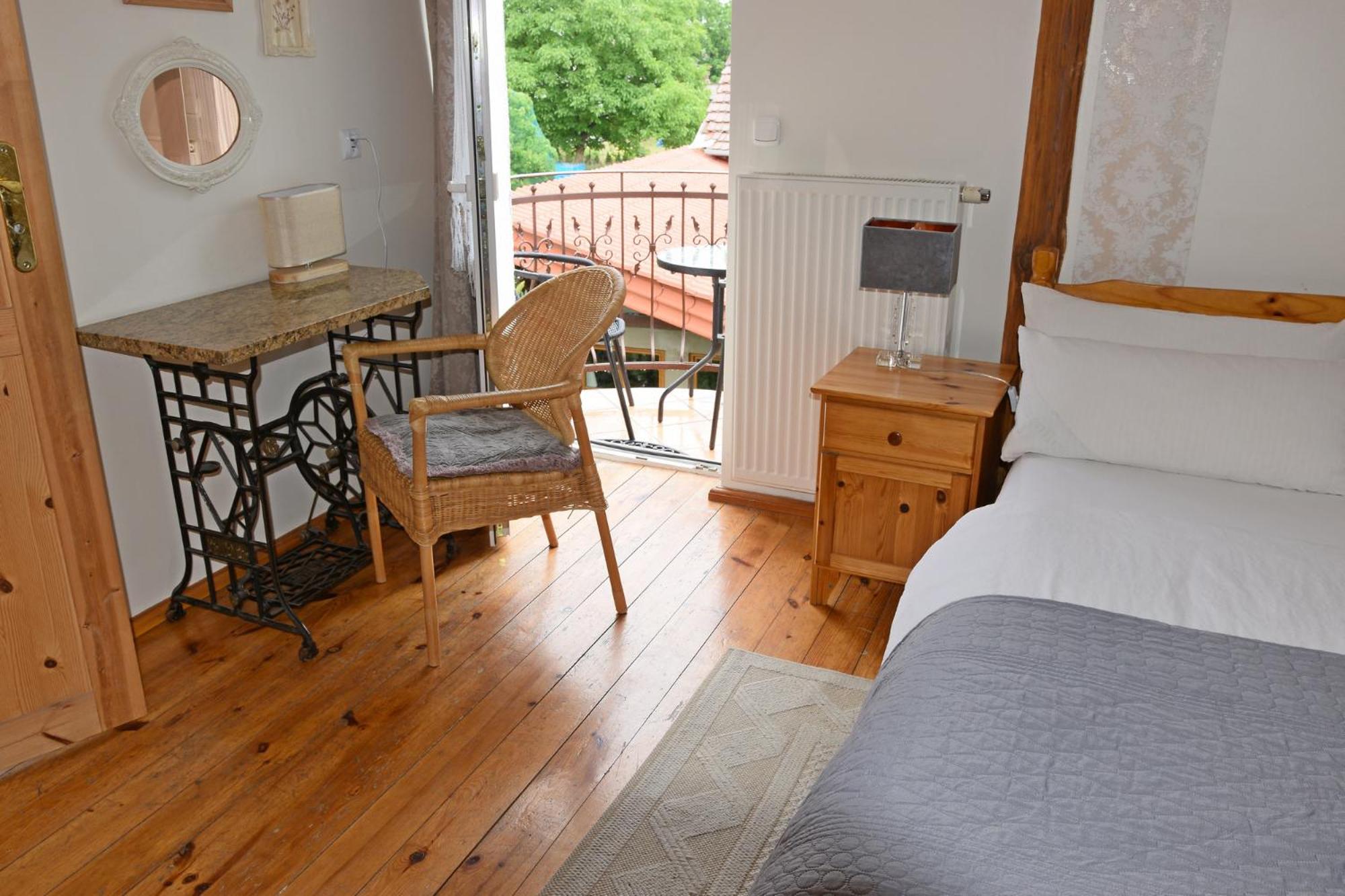 Double Room with Balcony - Photo 2
