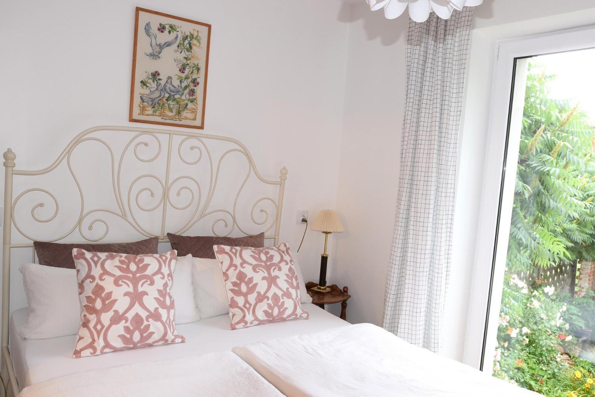 Studio Apartment - Photo 12