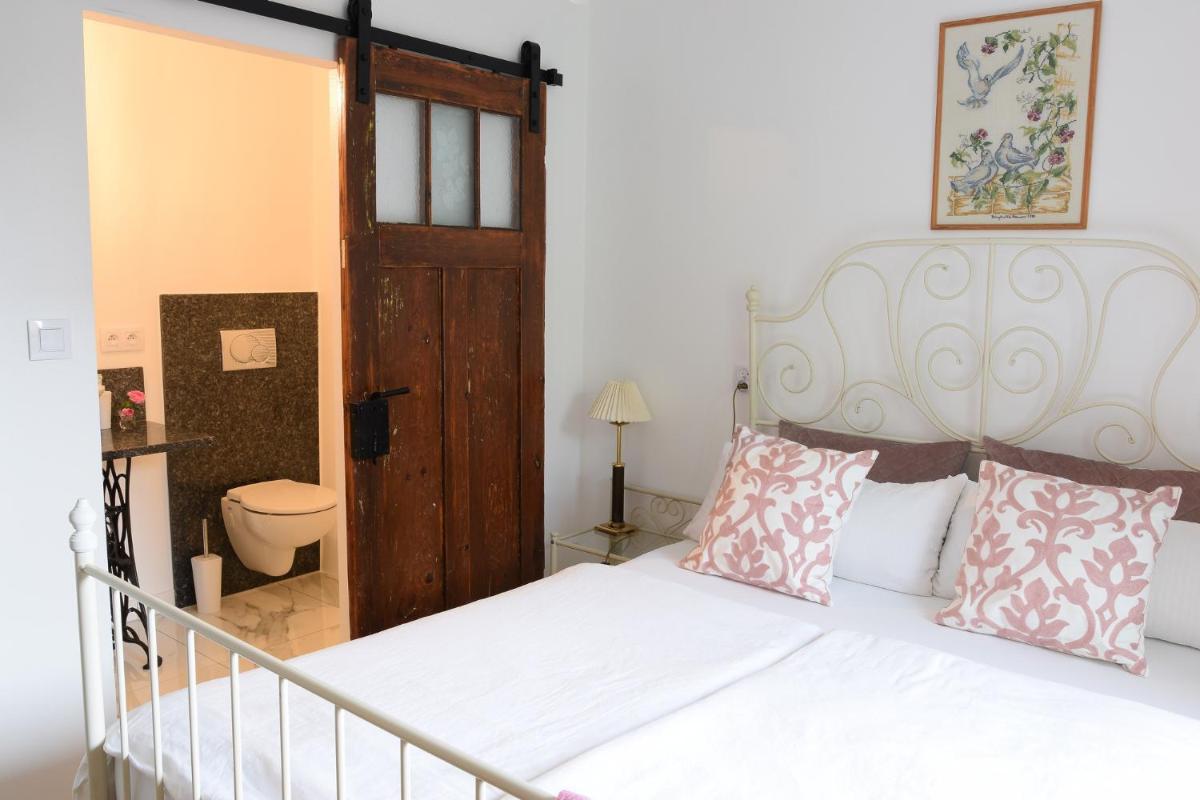 Studio Apartment - Photo 14