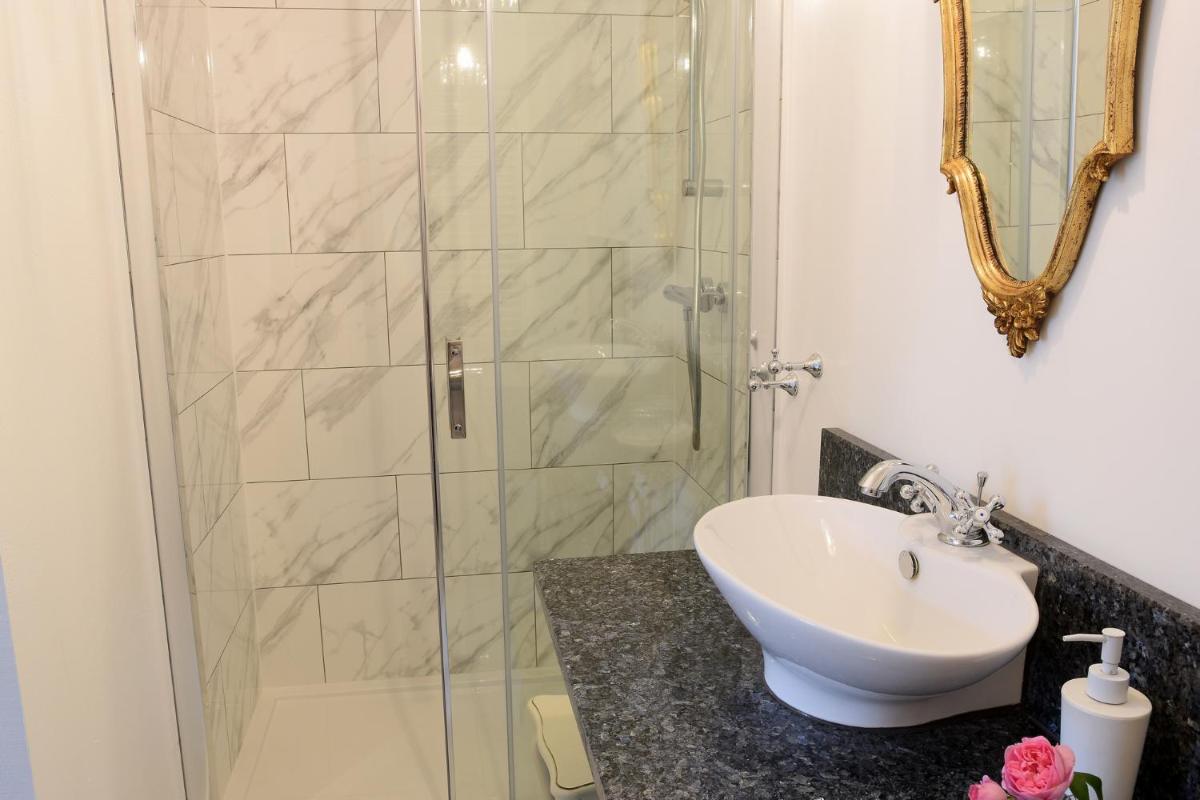Studio Apartment - Photo 15