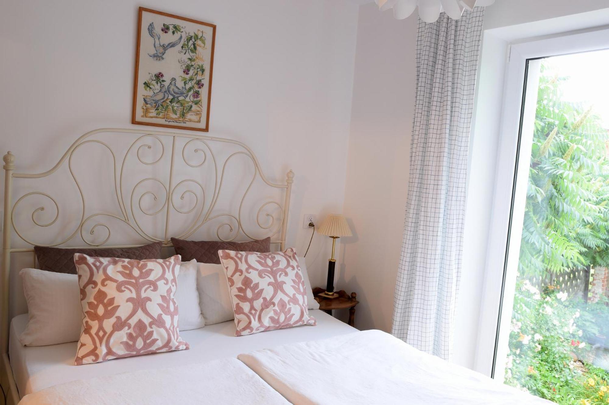 Studio Apartment - Photo 2