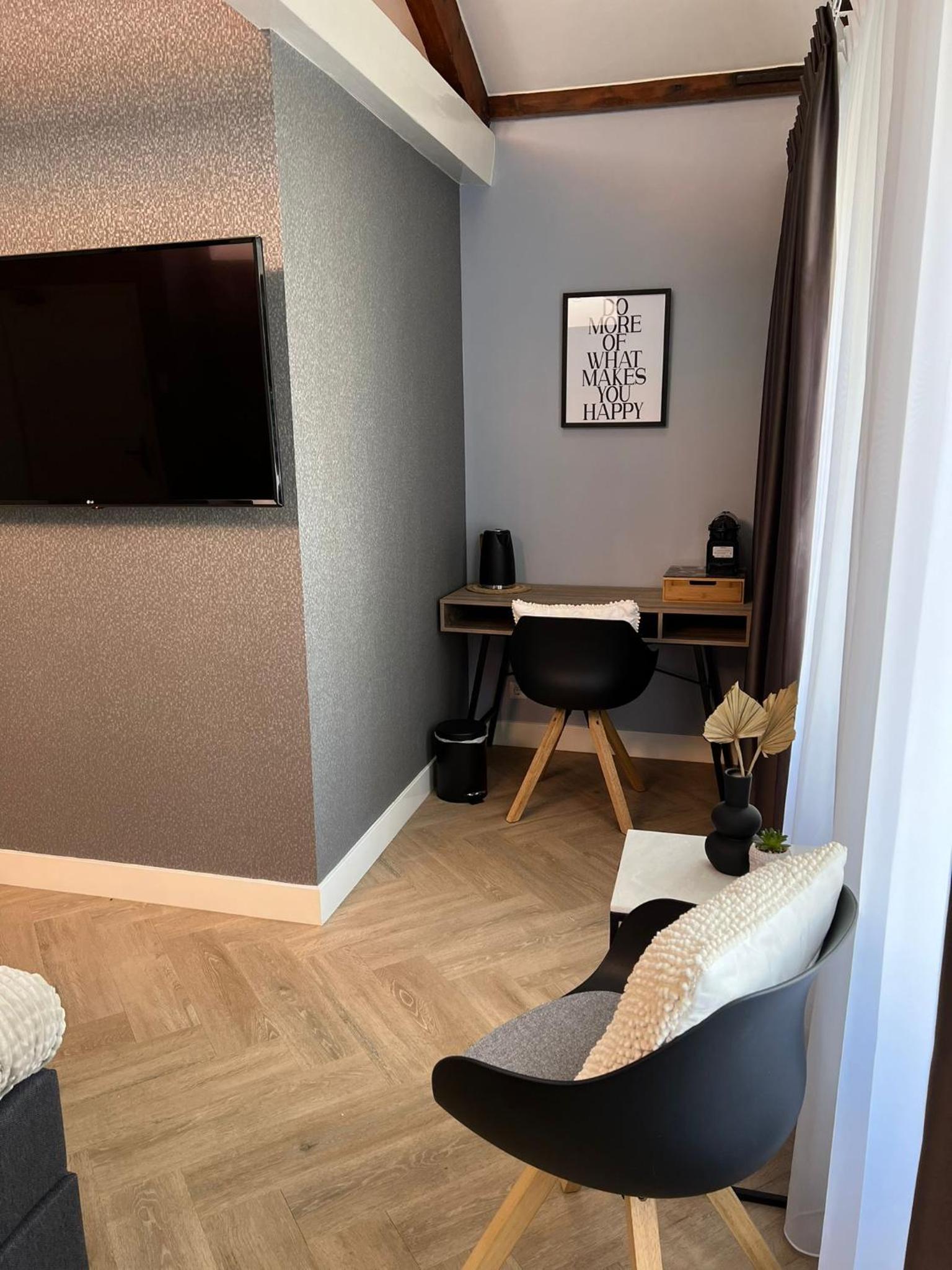 Deluxe King Room photo 1