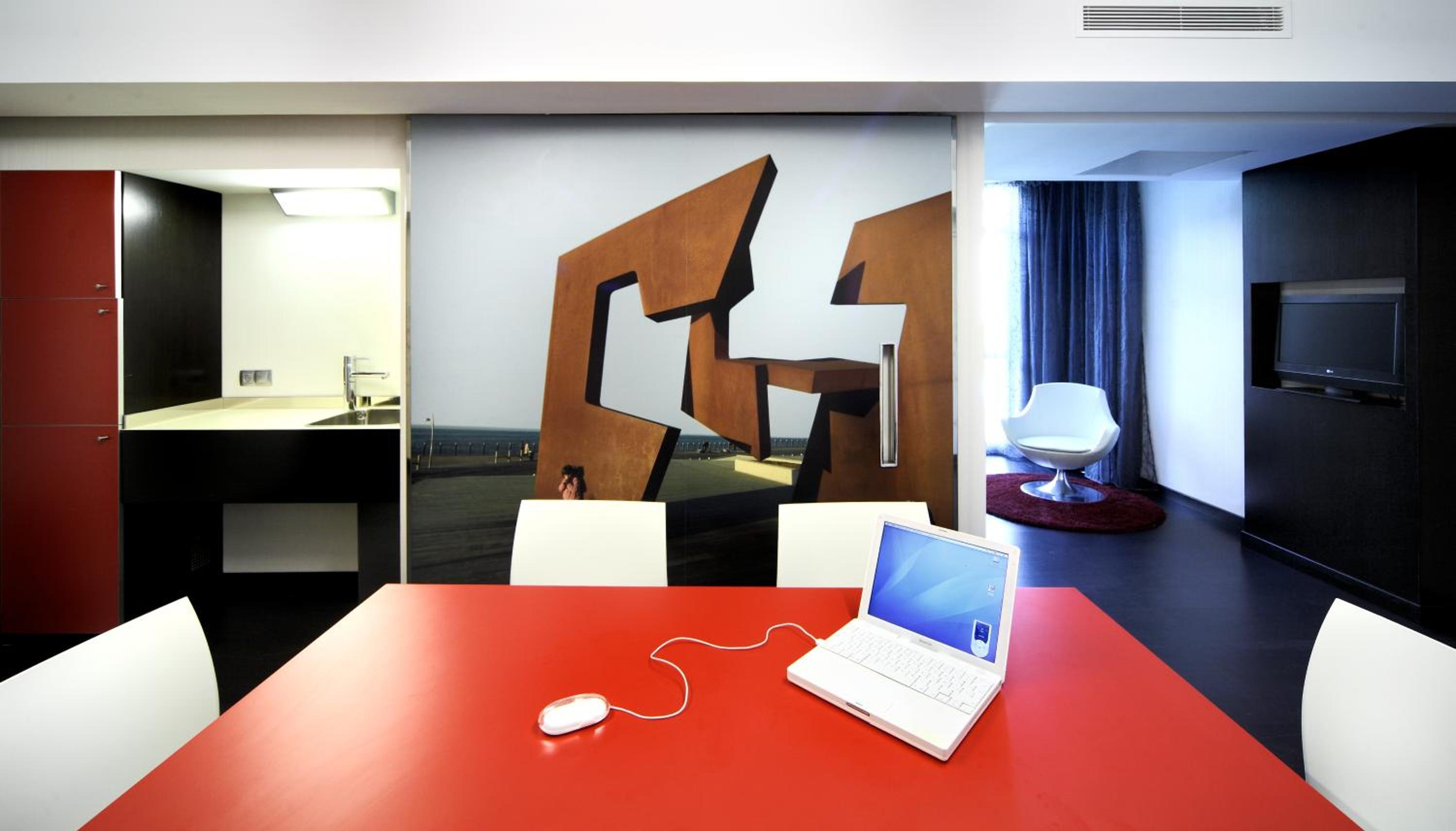 Suite - Photo 1