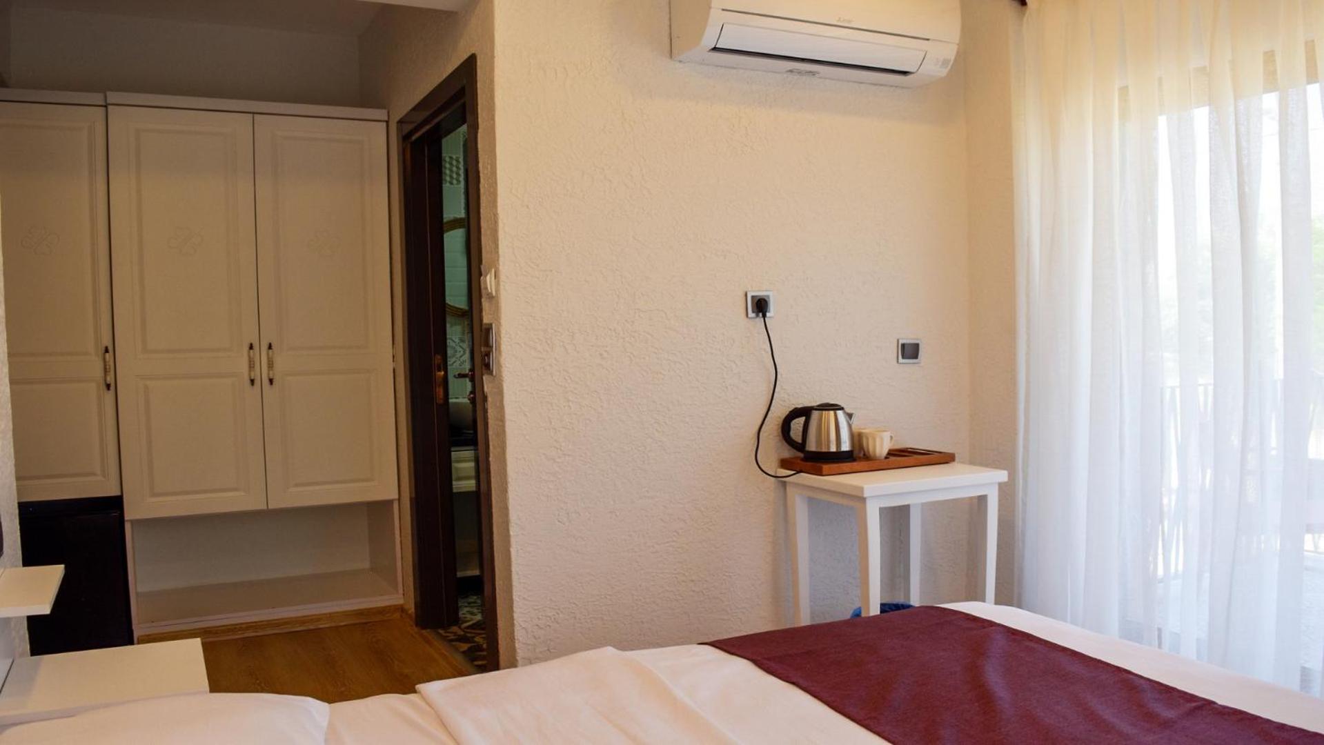Budget Double Room - Photo 12