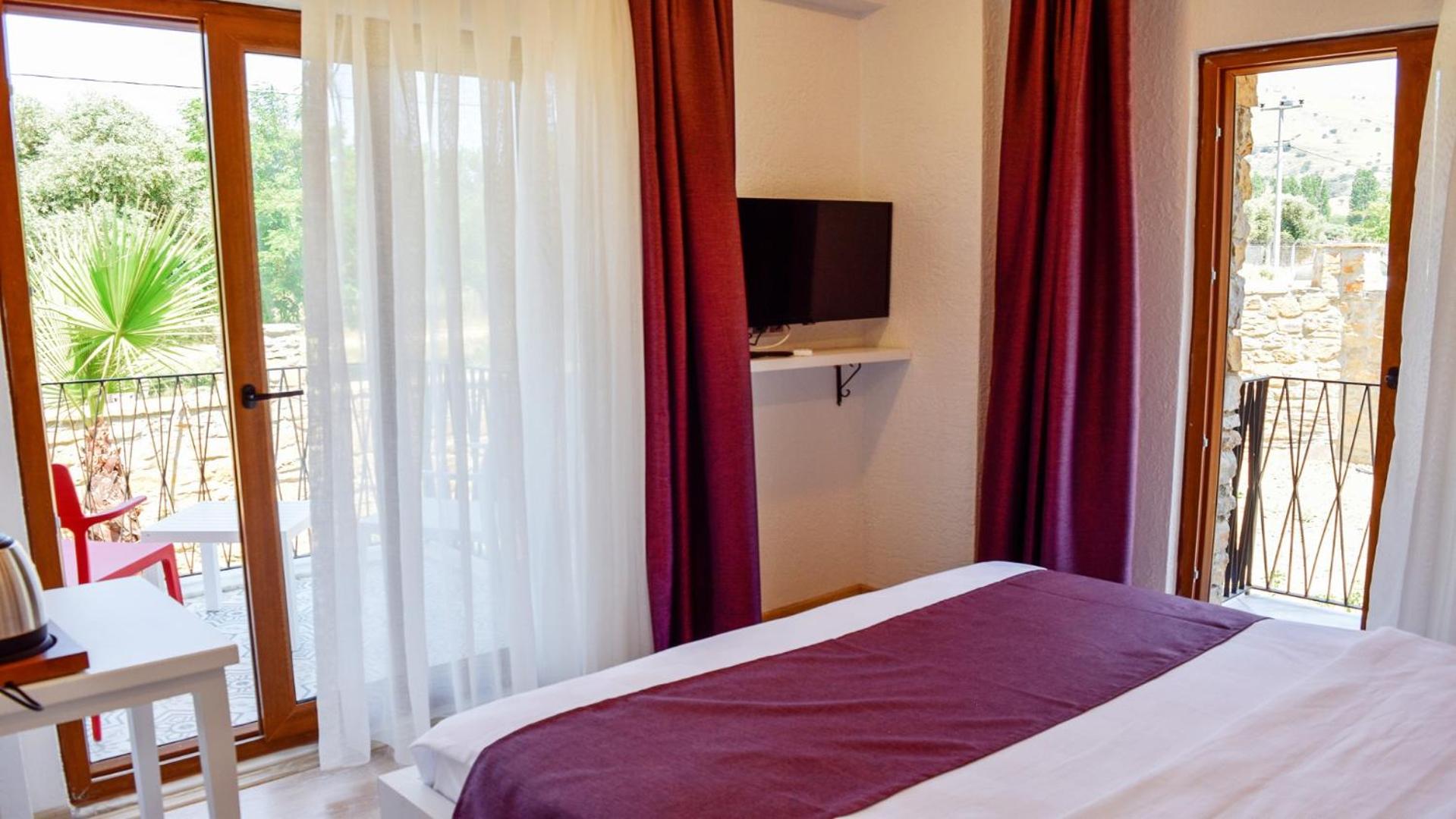 Budget Double Room - Photo 13