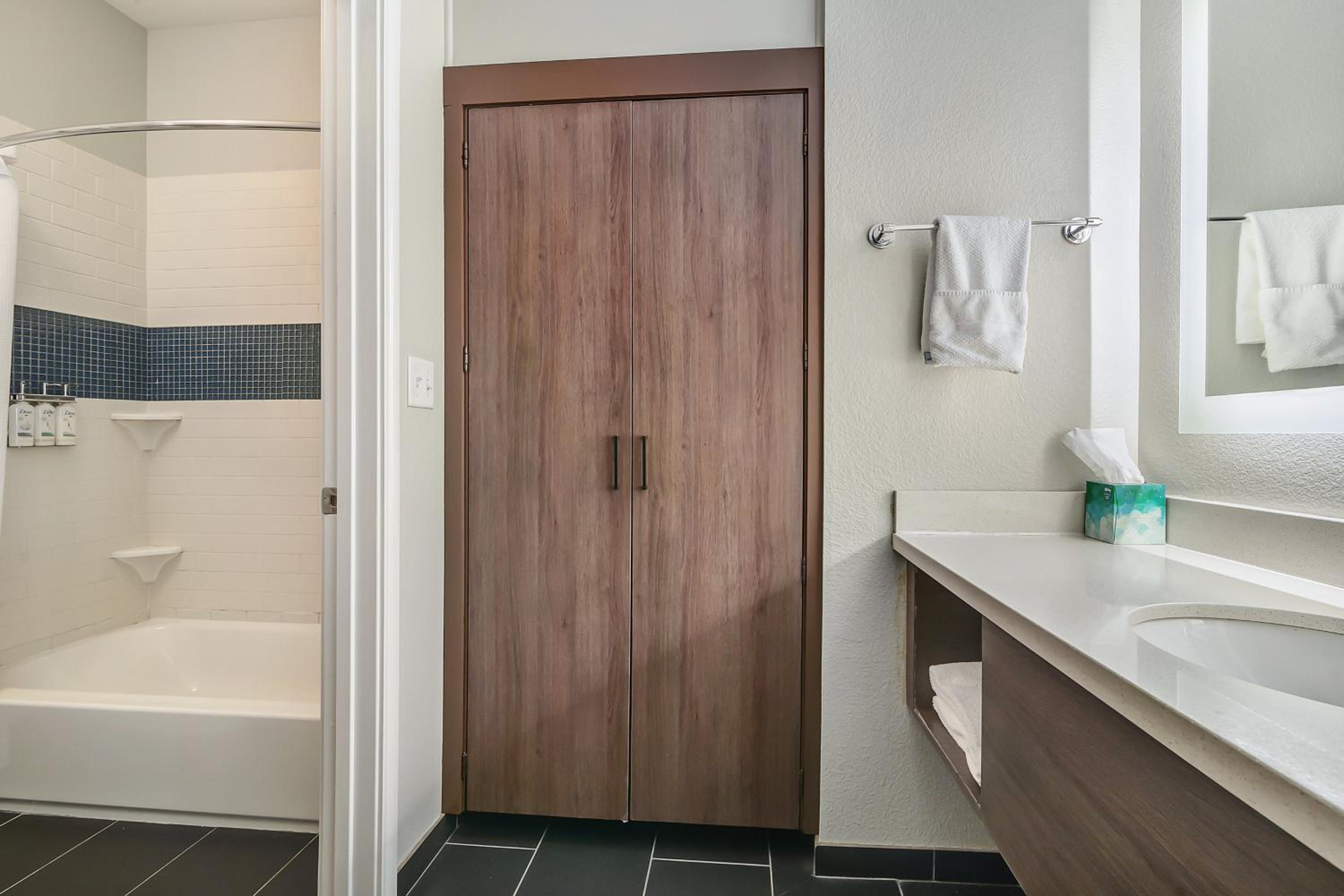 One-Bedroom King Suite - Photo 8
