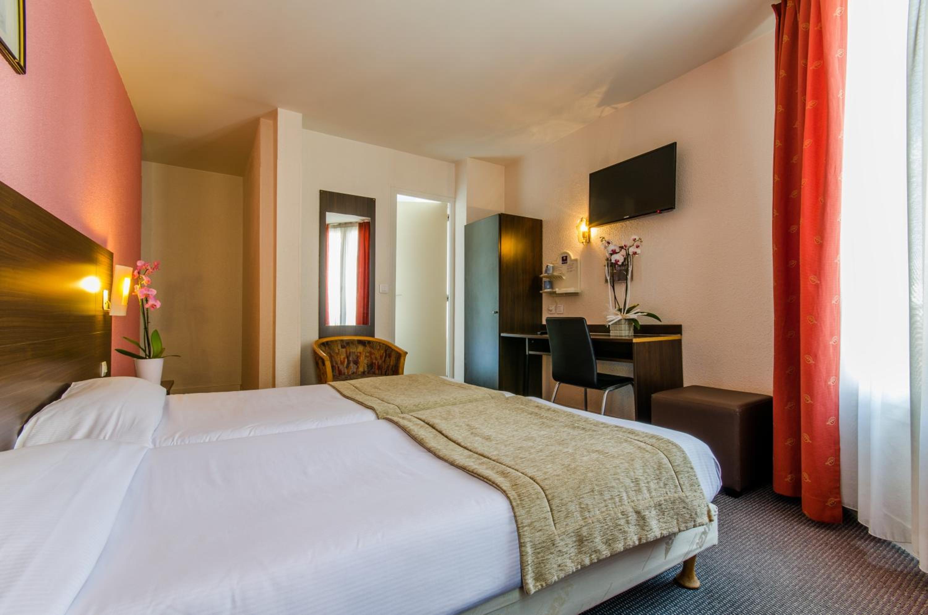 Twin Room - Photo 3