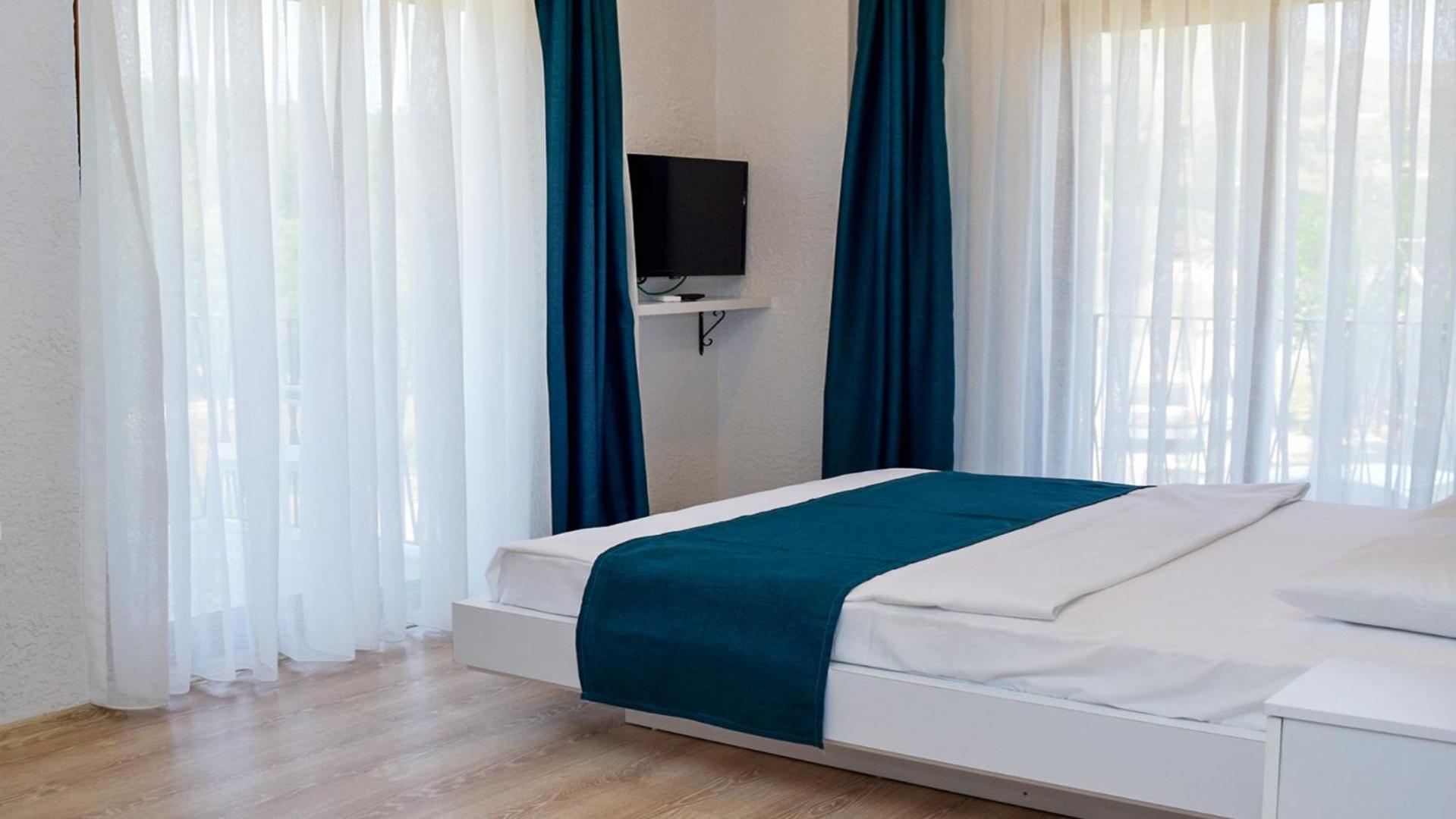Deluxe Double Room with Balcony - Photo 6