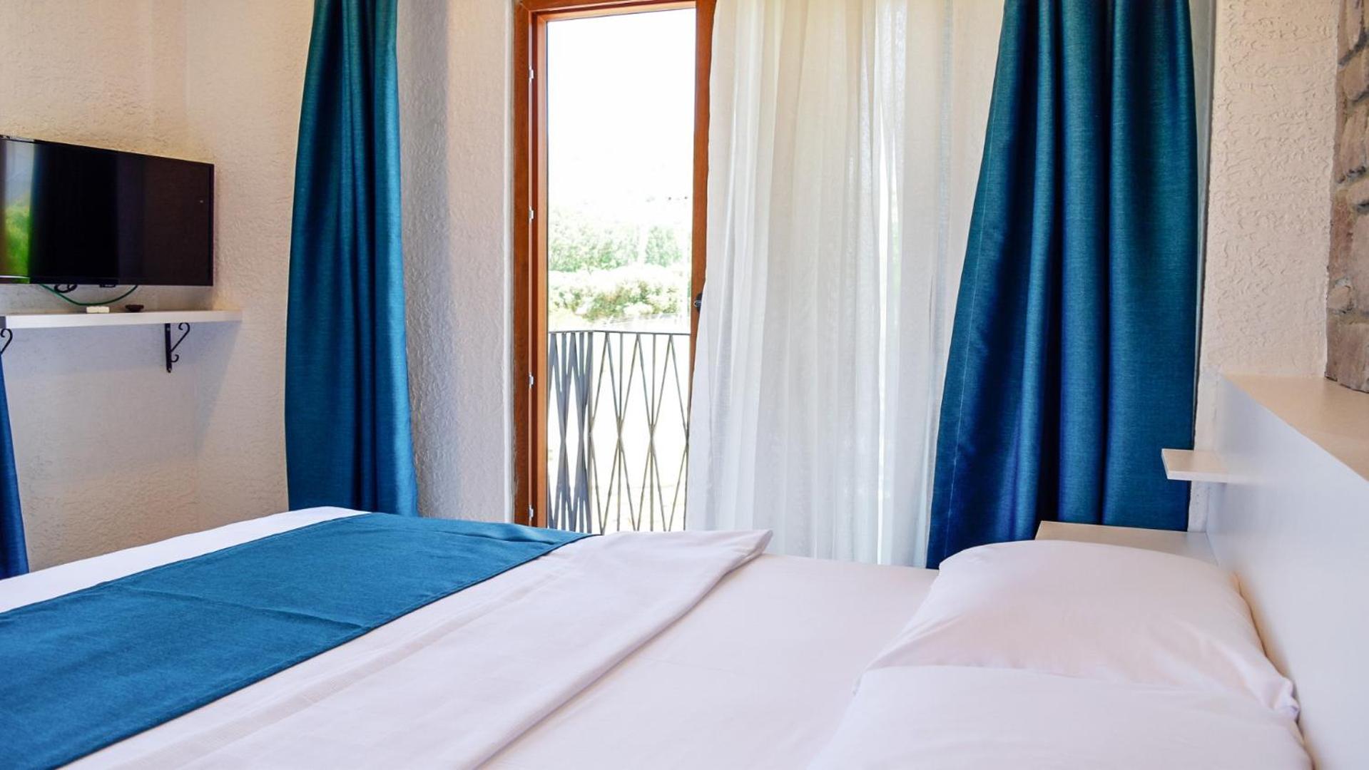 Deluxe Double Room with Balcony - Photo 7