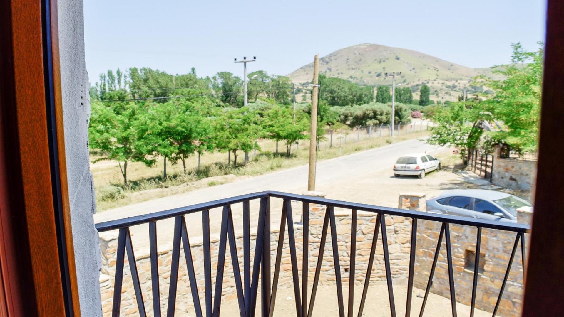 Deluxe Double Room with Balcony - Photo 8