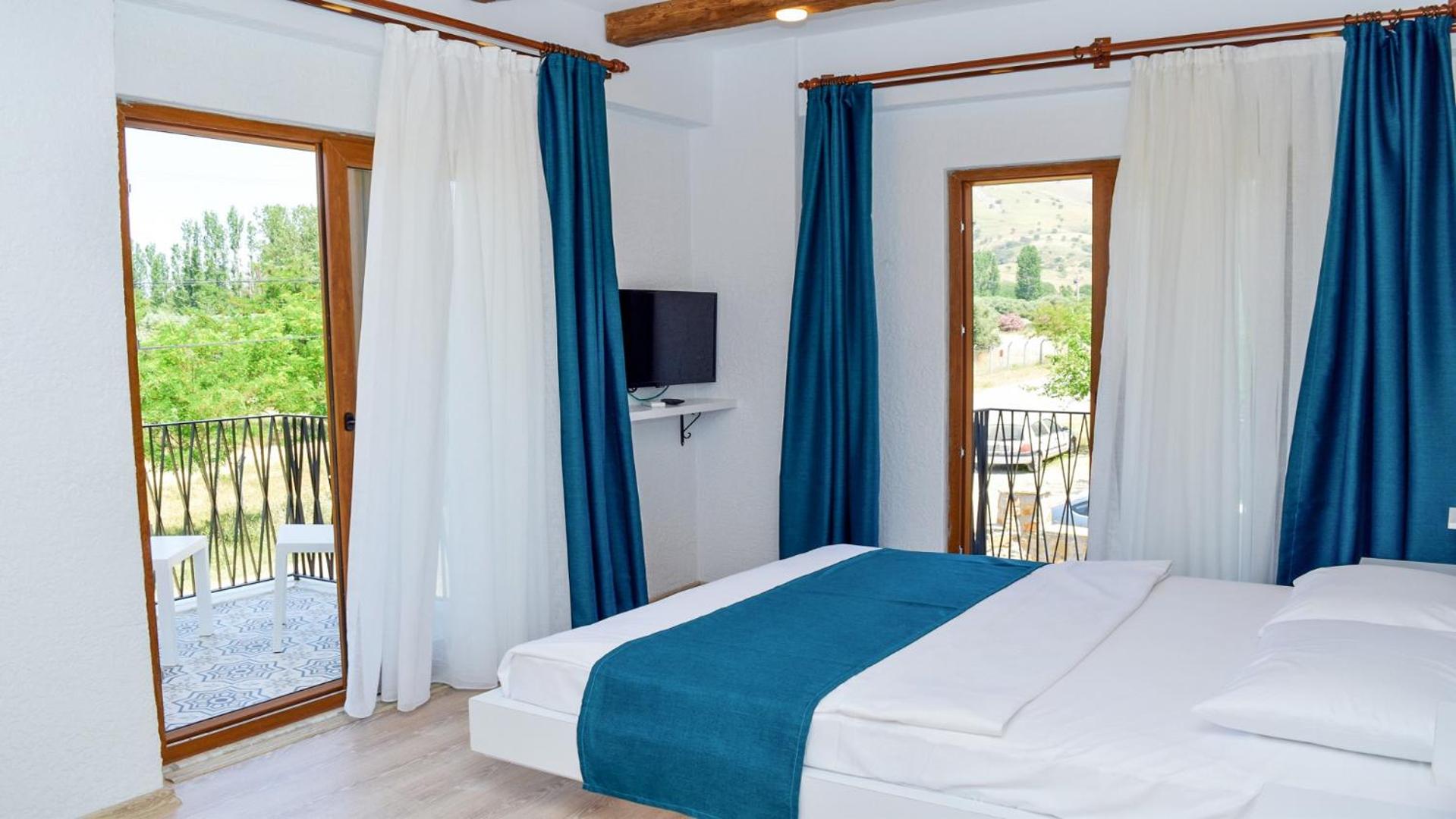 Deluxe Double Room with Balcony - Photo 12