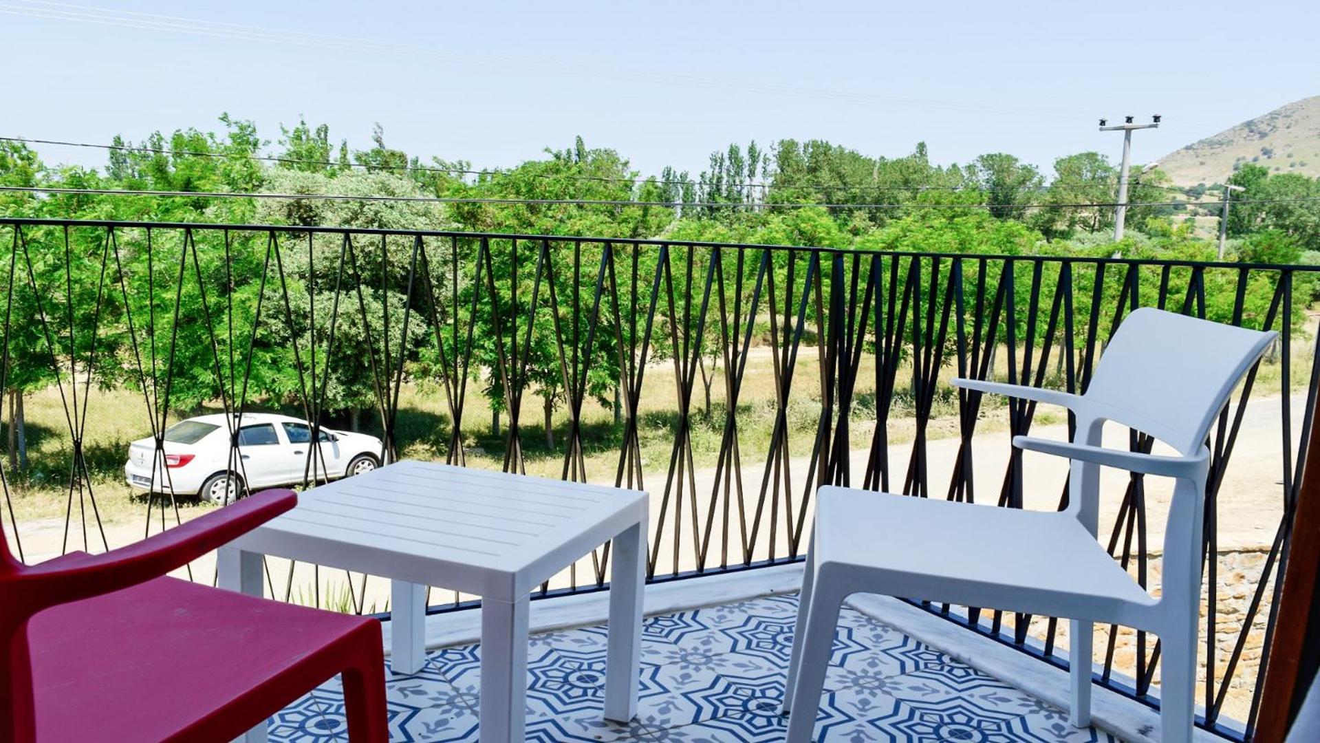 Deluxe Double Room with Balcony - Photo 10