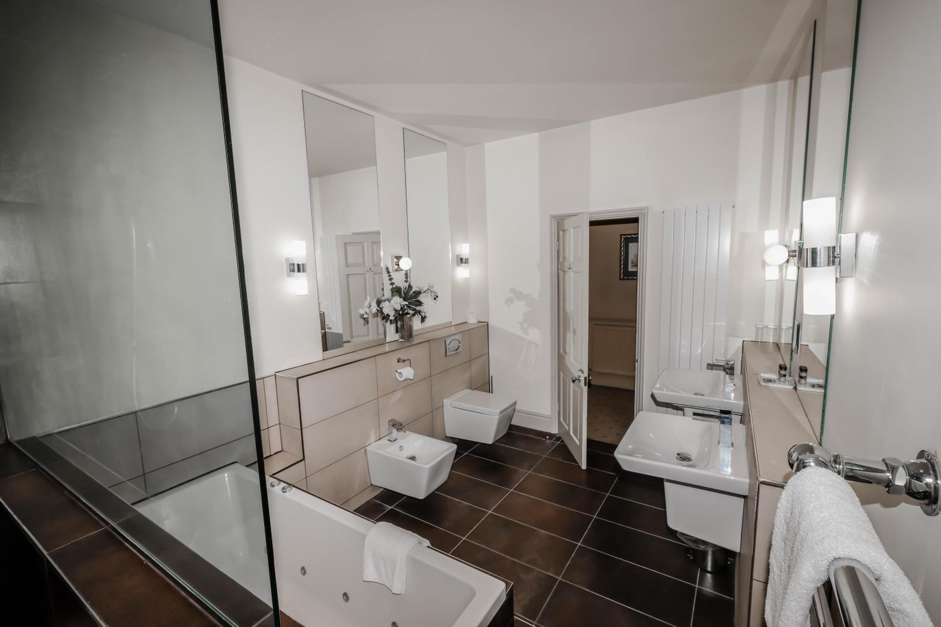 Queen Suite - Photo 6