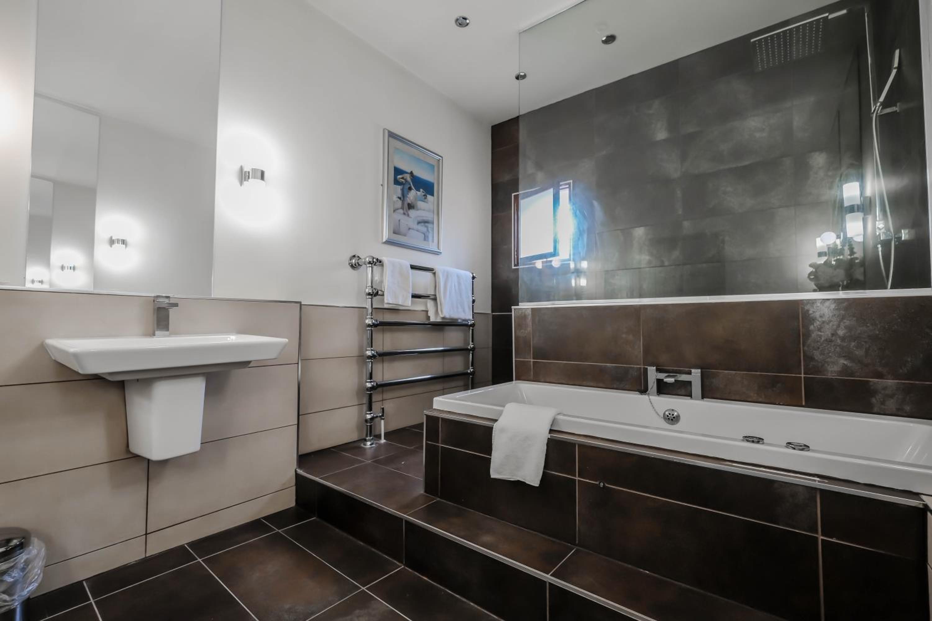 Queen Suite - Photo 5