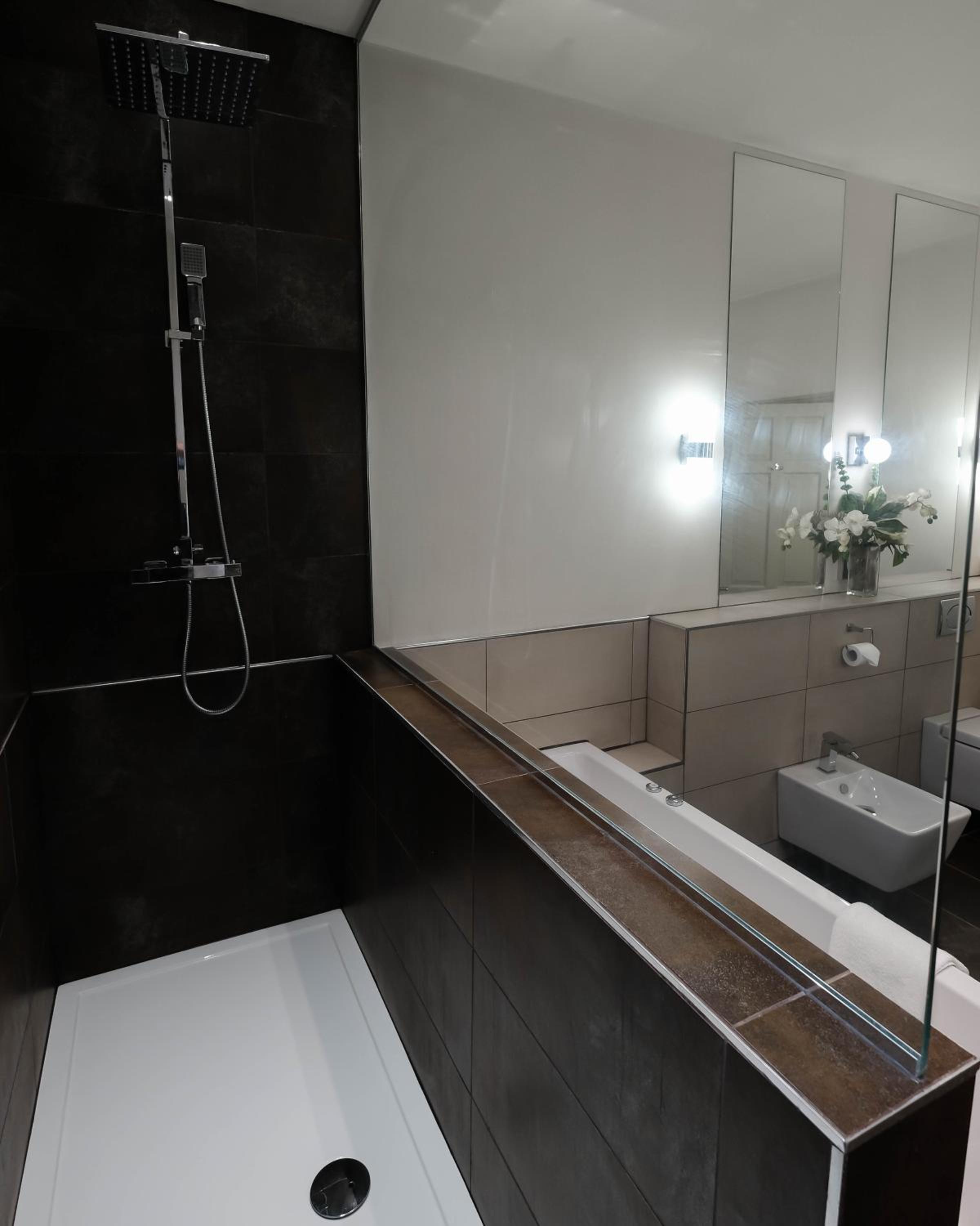 Queen Suite - Photo 2