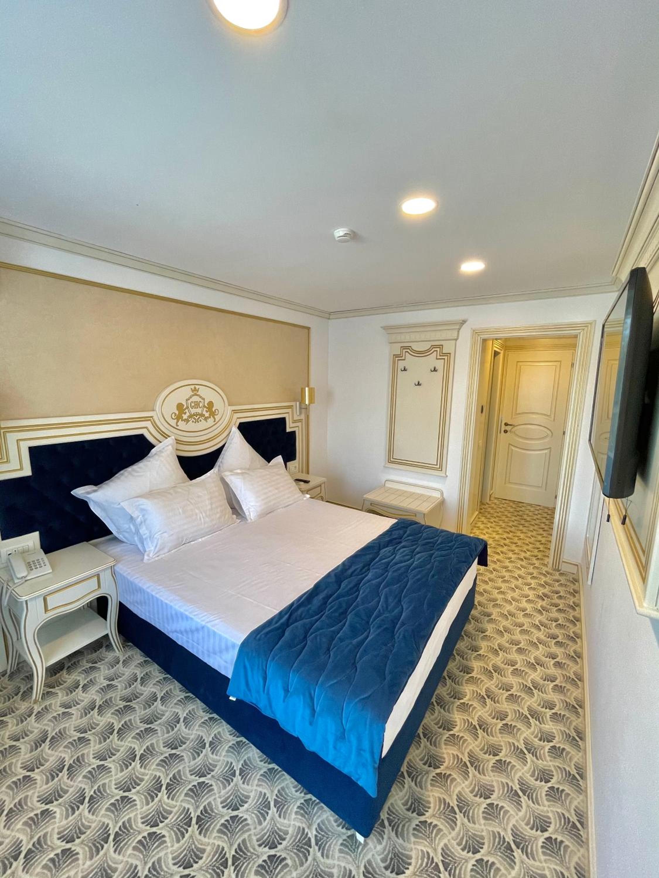 Double Room with Pool View - Photo 1