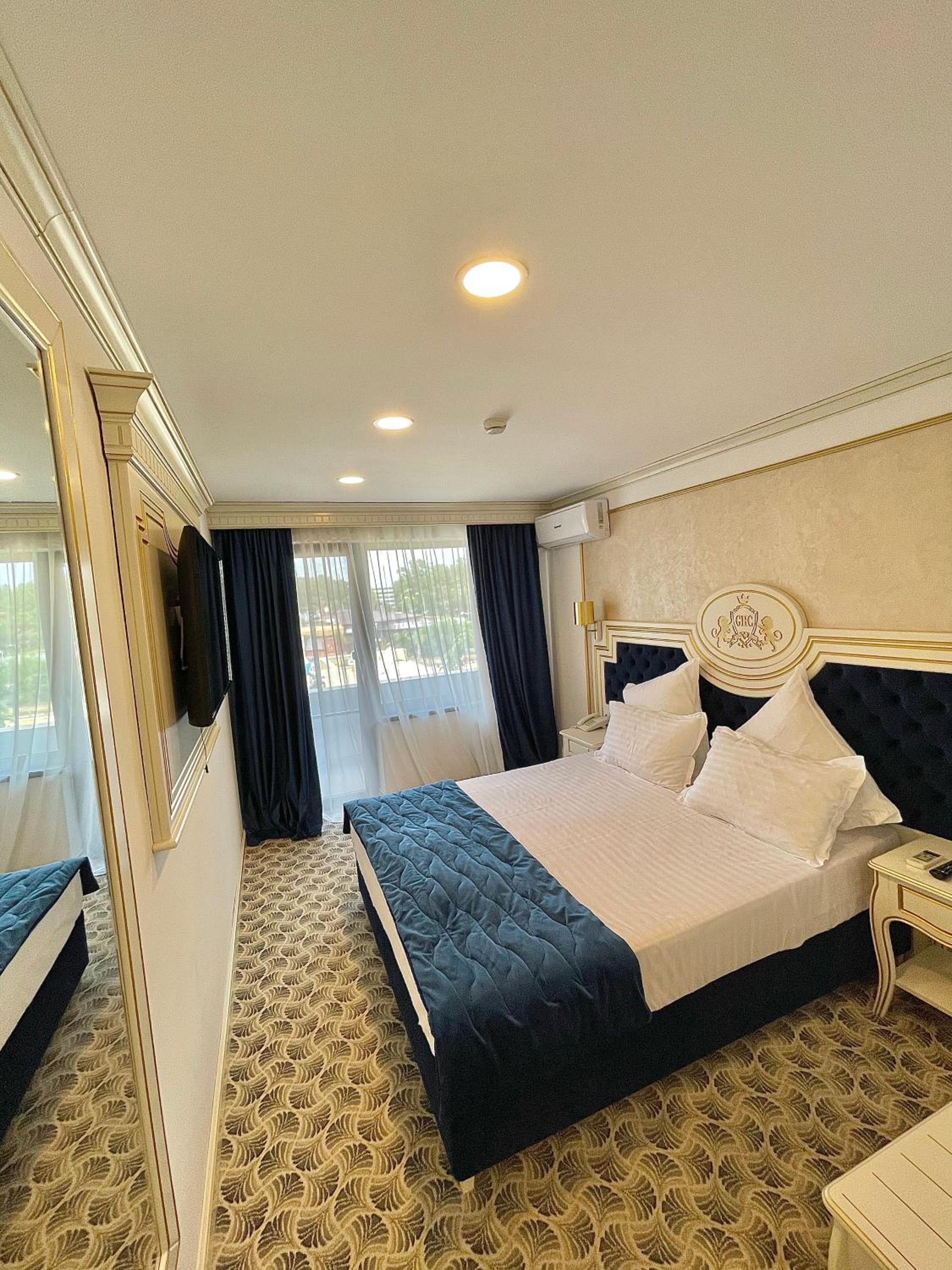 Double Room with Pool View - Photo 2