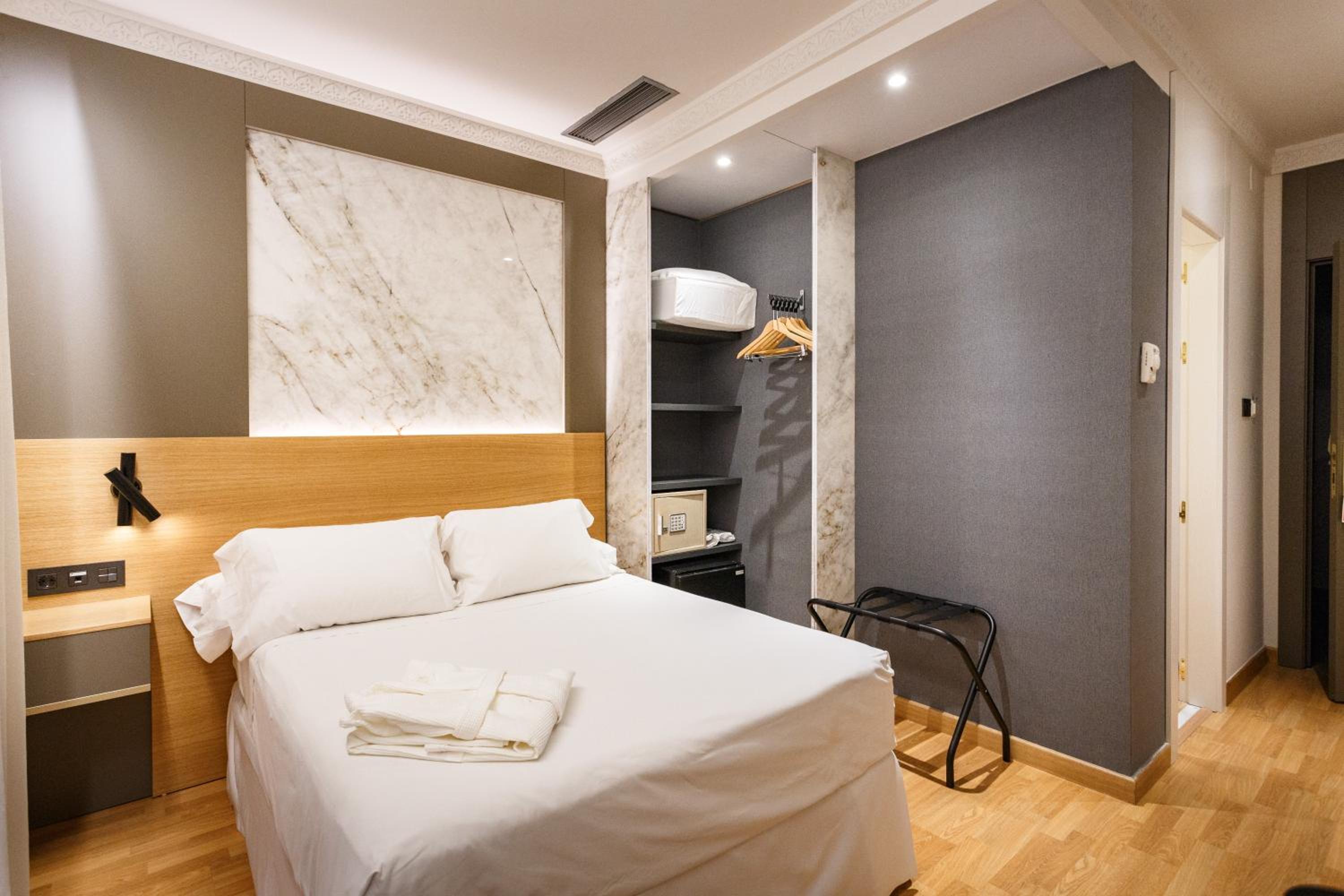 Double or Twin Room photo 3