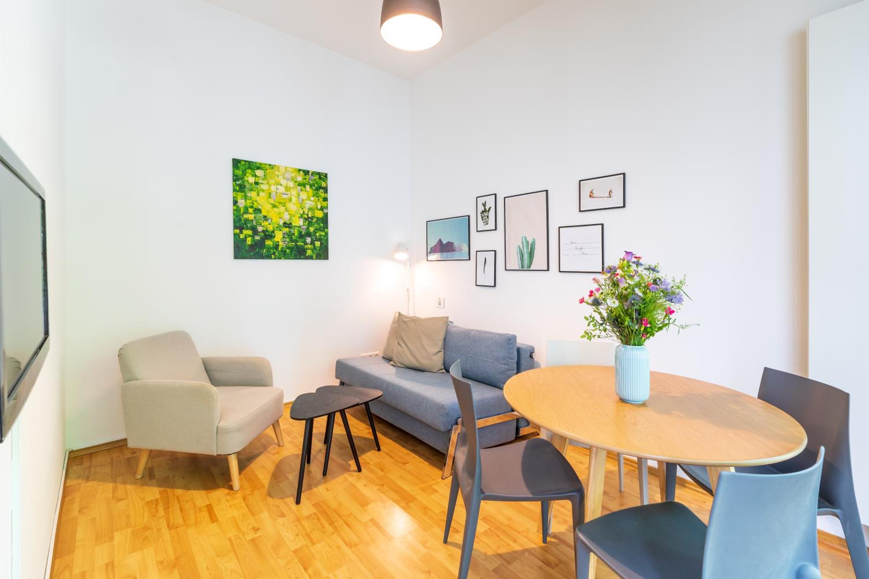 One-Bedroom Apartment with Balcony photo 2
