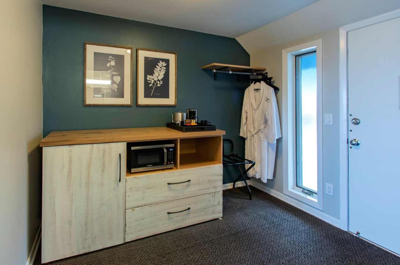 Queen Room with Balcony photo 2