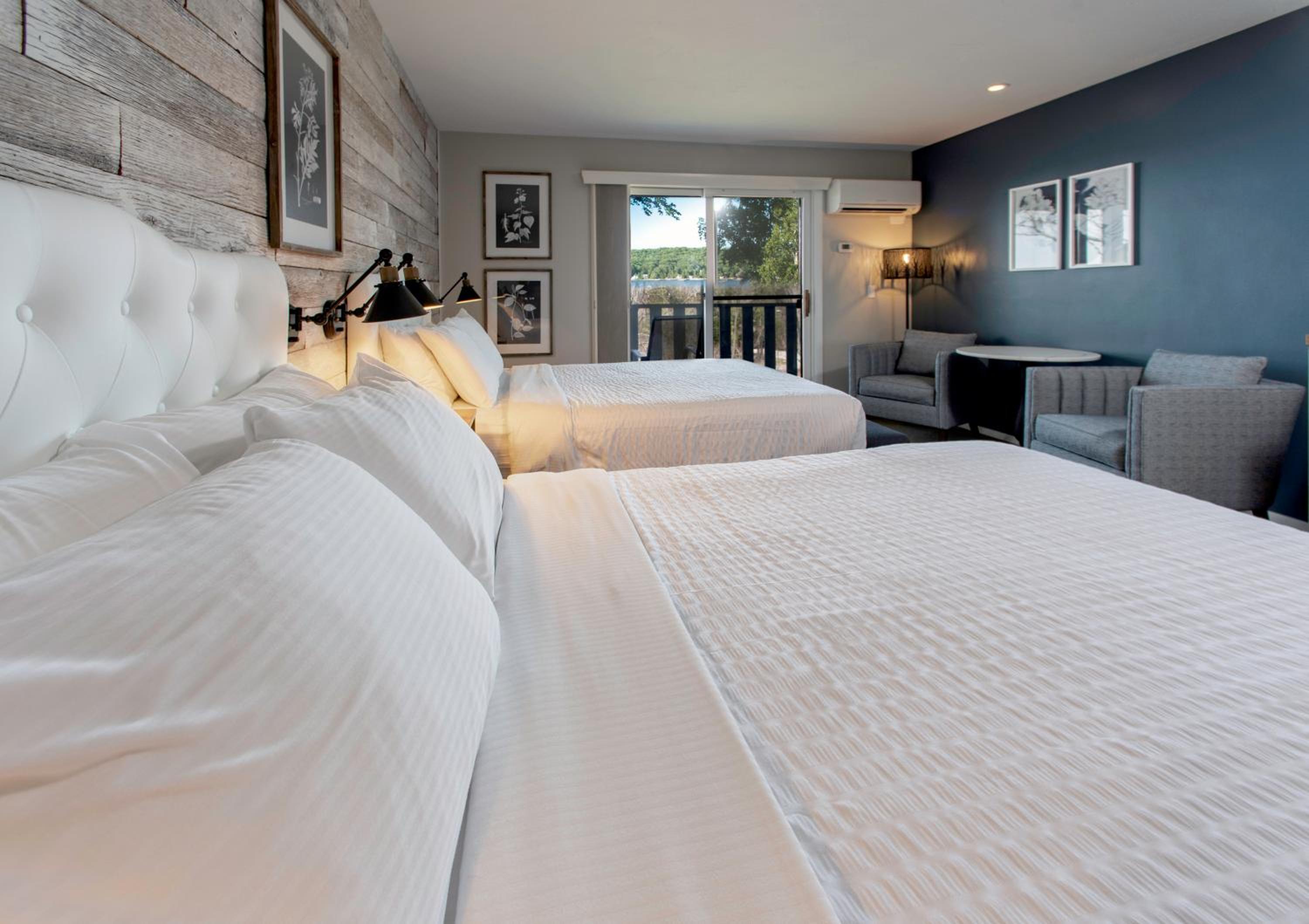 Queen Room with Two Queen Beds photo 3