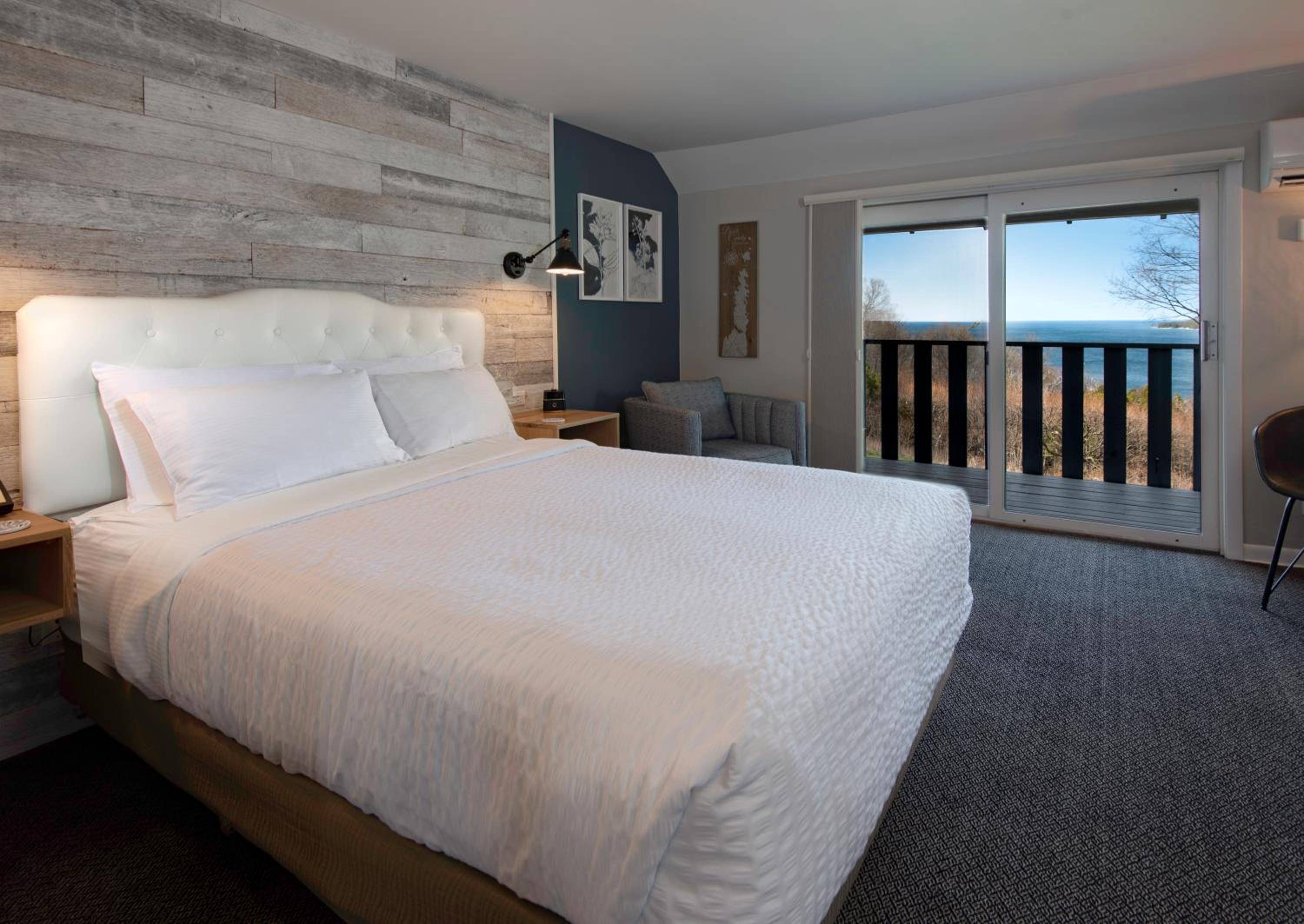Queen Room with Balcony photo 1