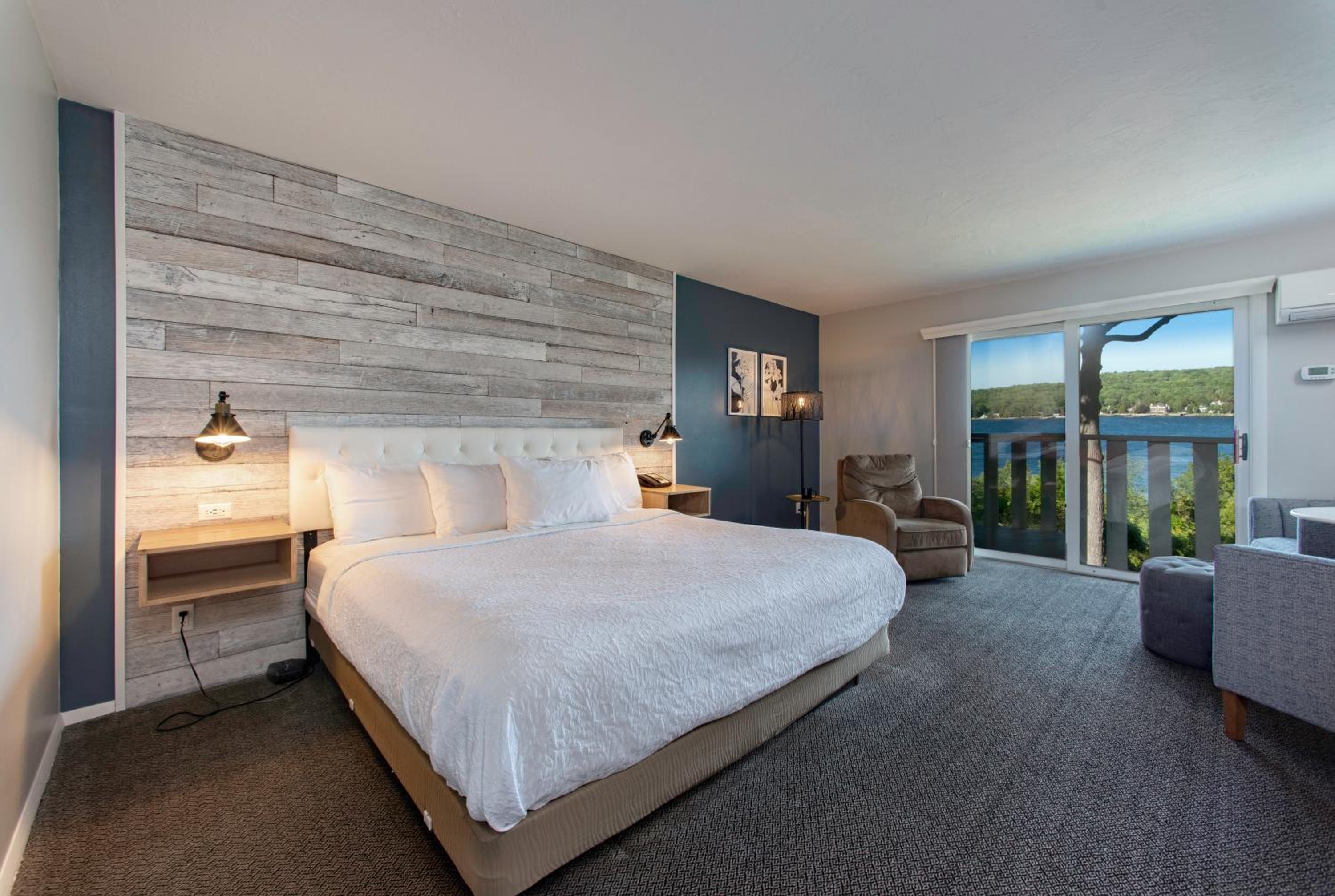 King Room with Lake View photo 2