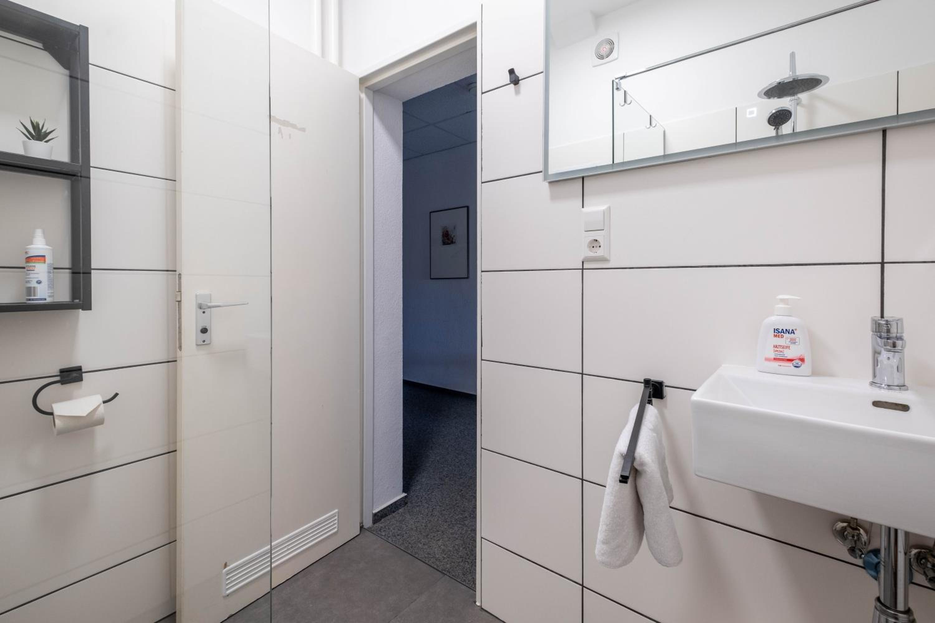 Budget Double Room with Shared Bathroom photo 2