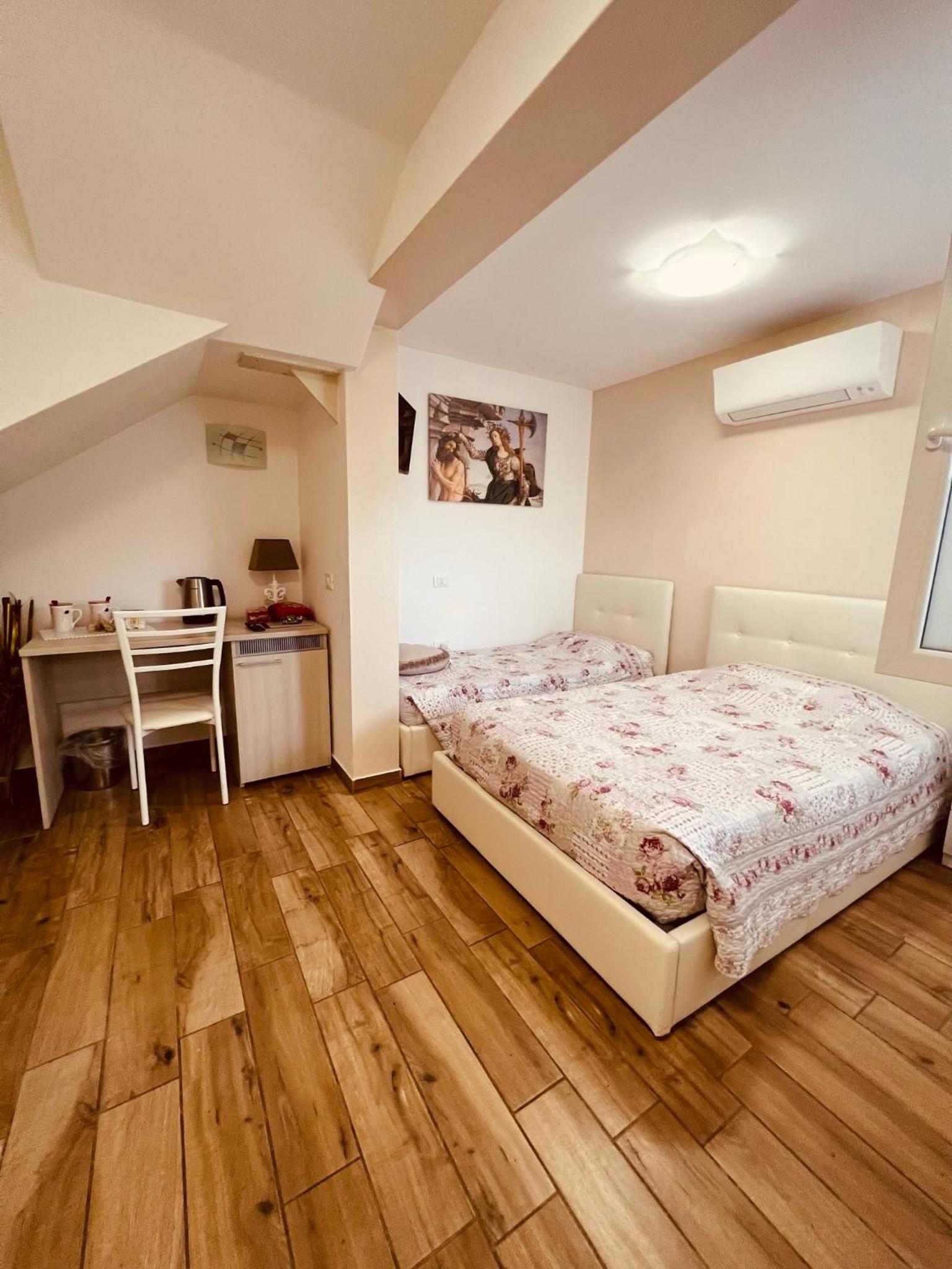 Twin Room - Photo 9
