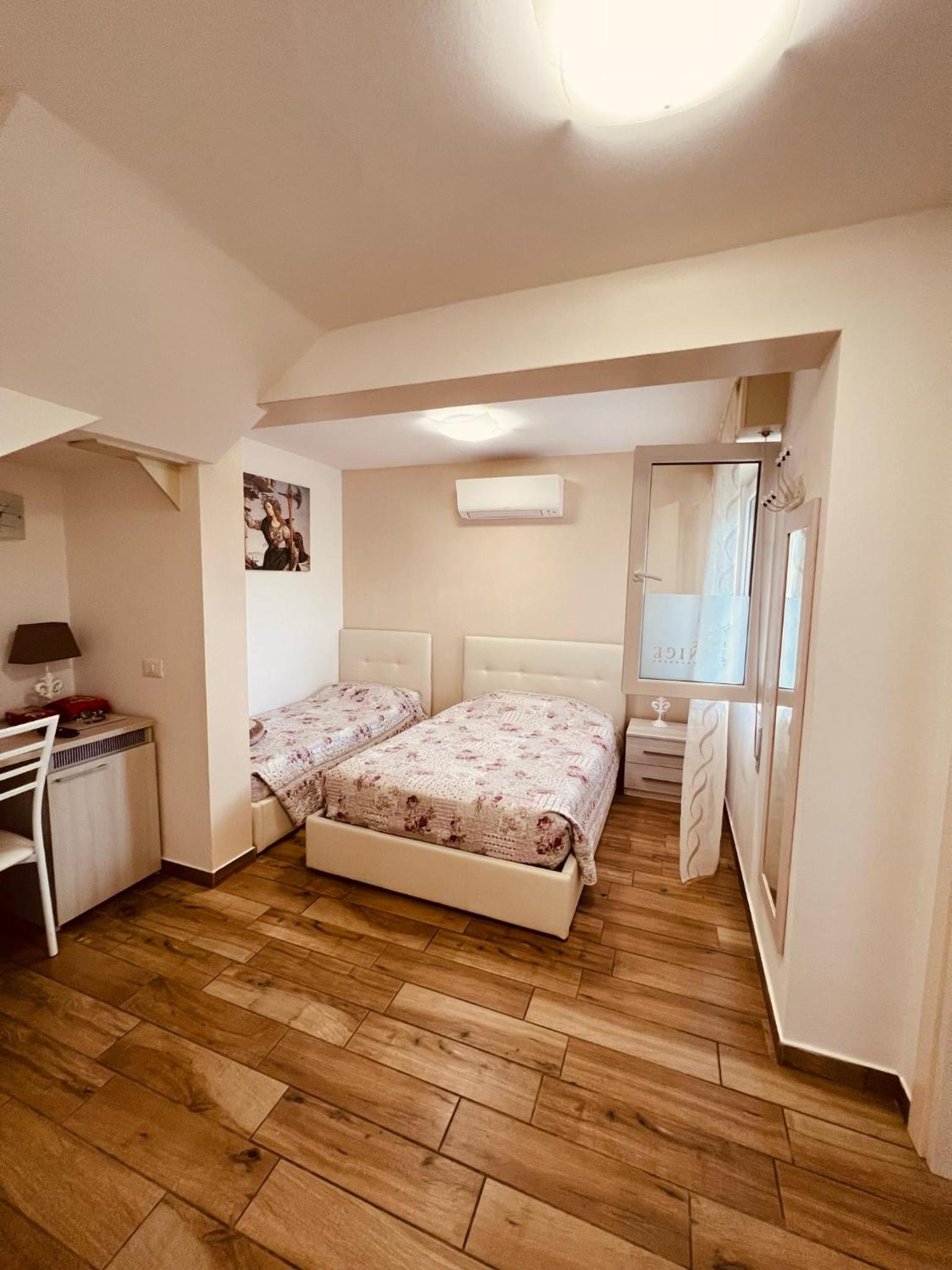 Twin Room - Photo 7