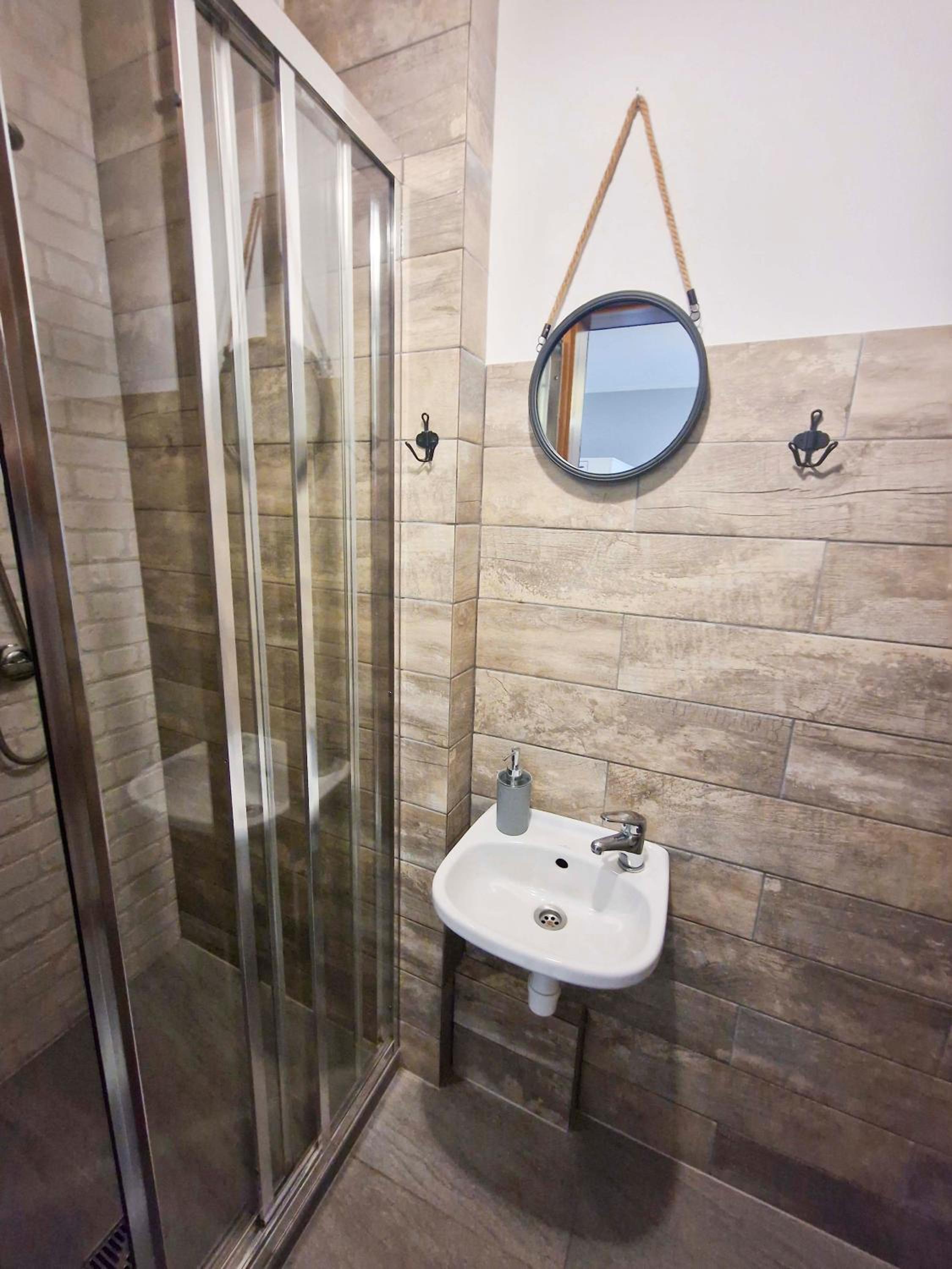 Double Room with Private Bathroom - Photo 5
