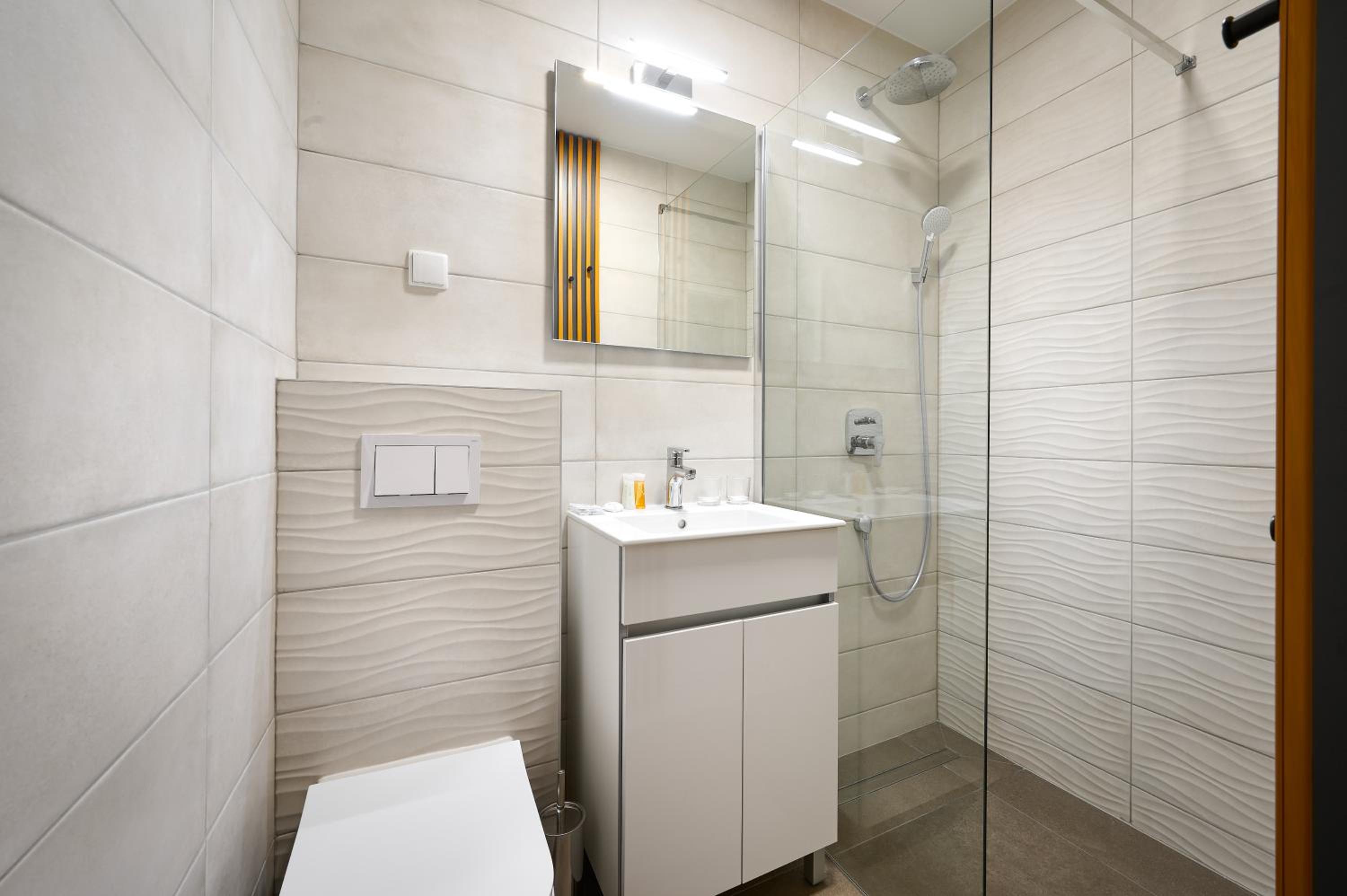 Standard Double or Twin Room with Balcony and Garden View - Photo 4