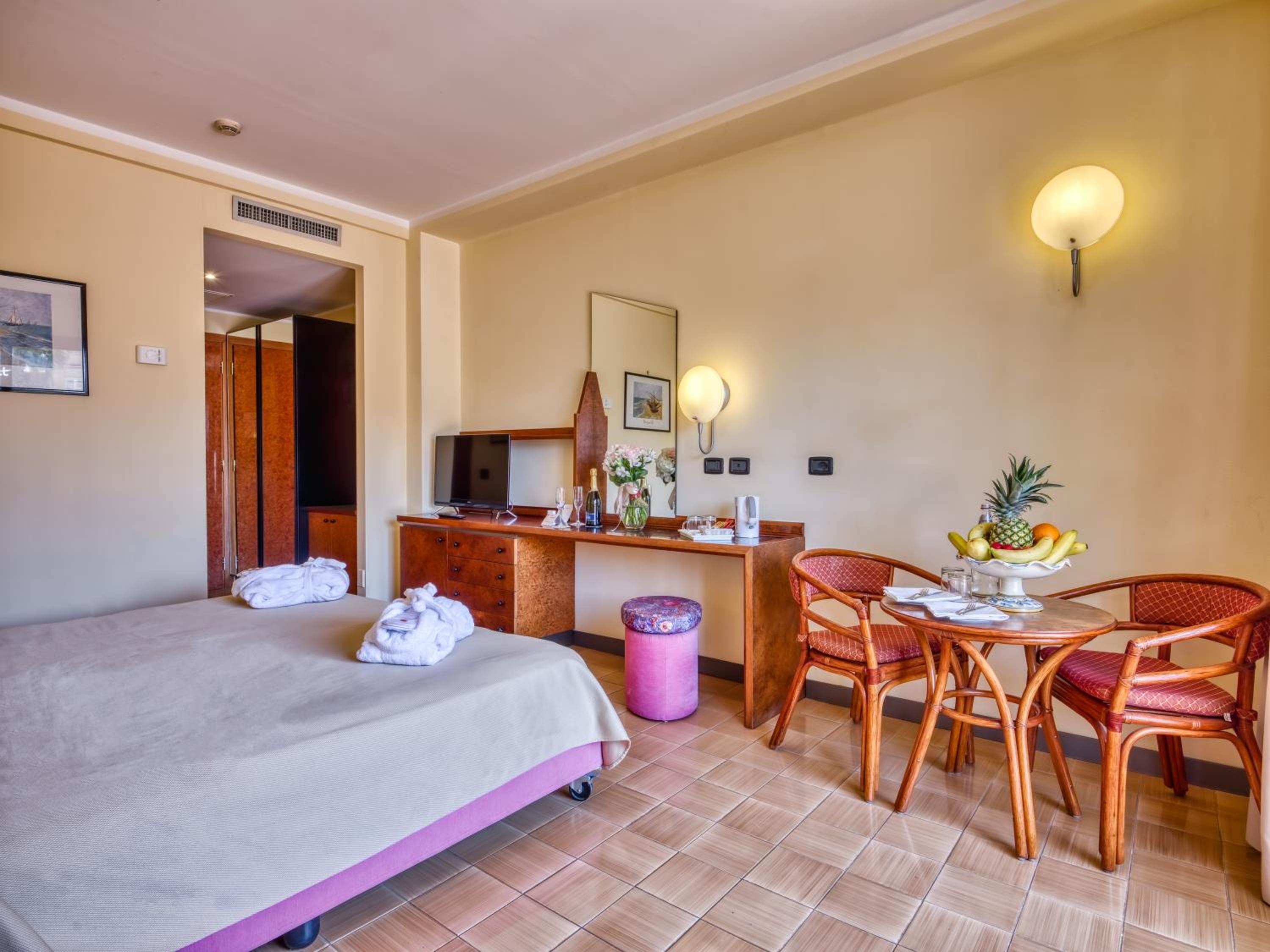 Deluxe Double or Twin Room with Balcony - Photo 2