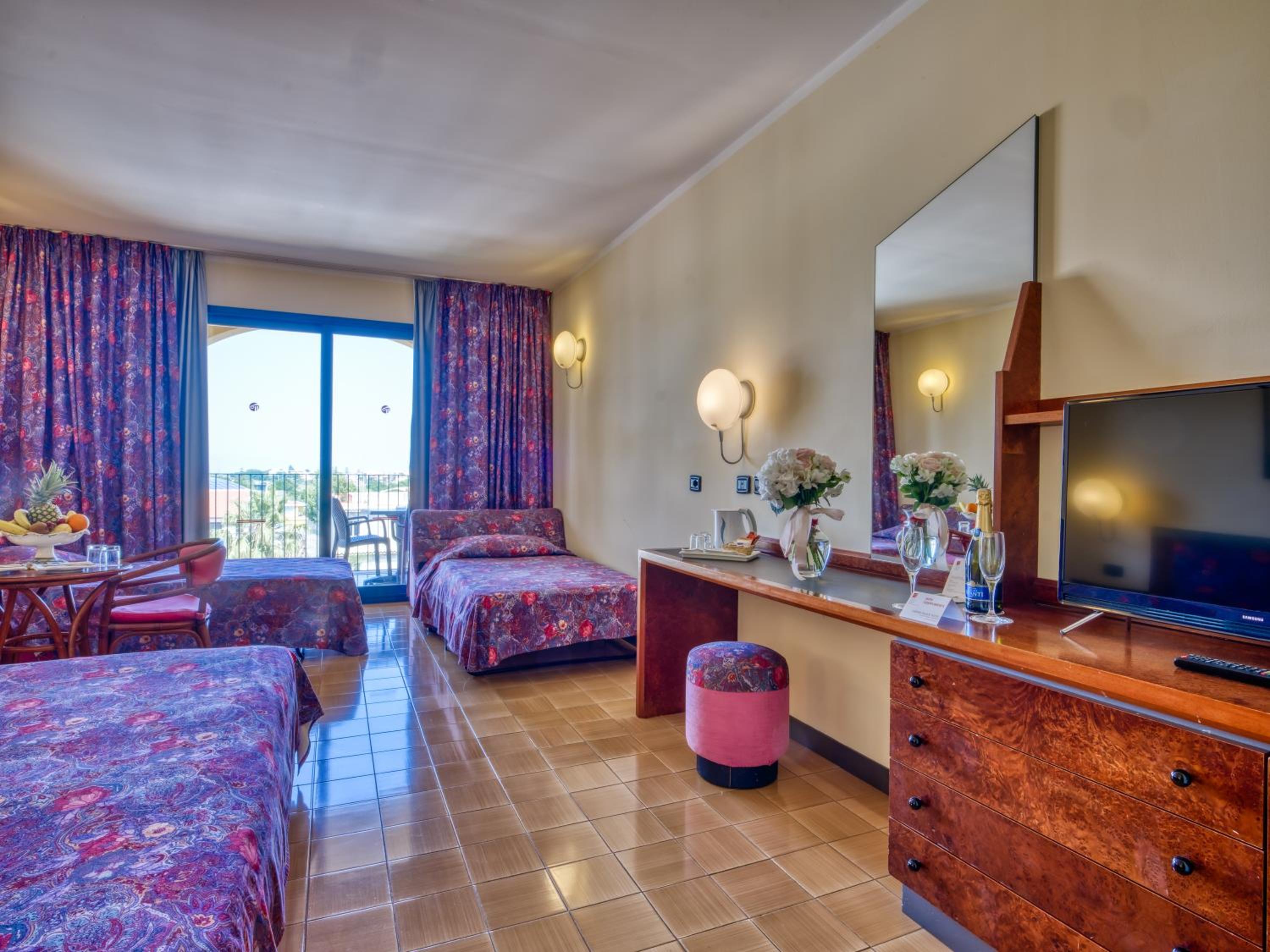 Deluxe Quadruple Room with Balcony - Photo 4