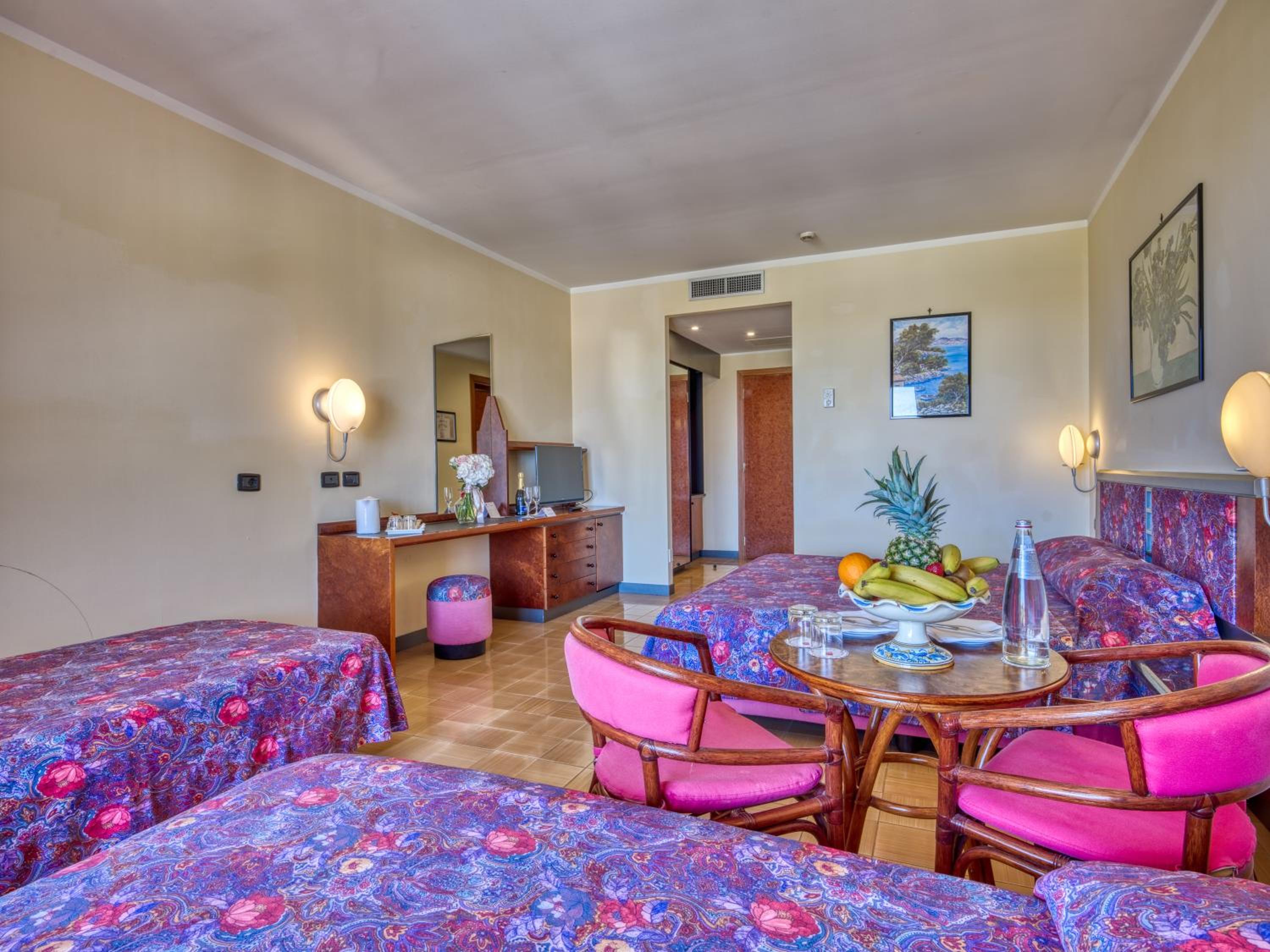 Deluxe Quadruple Room with Balcony - Photo 2