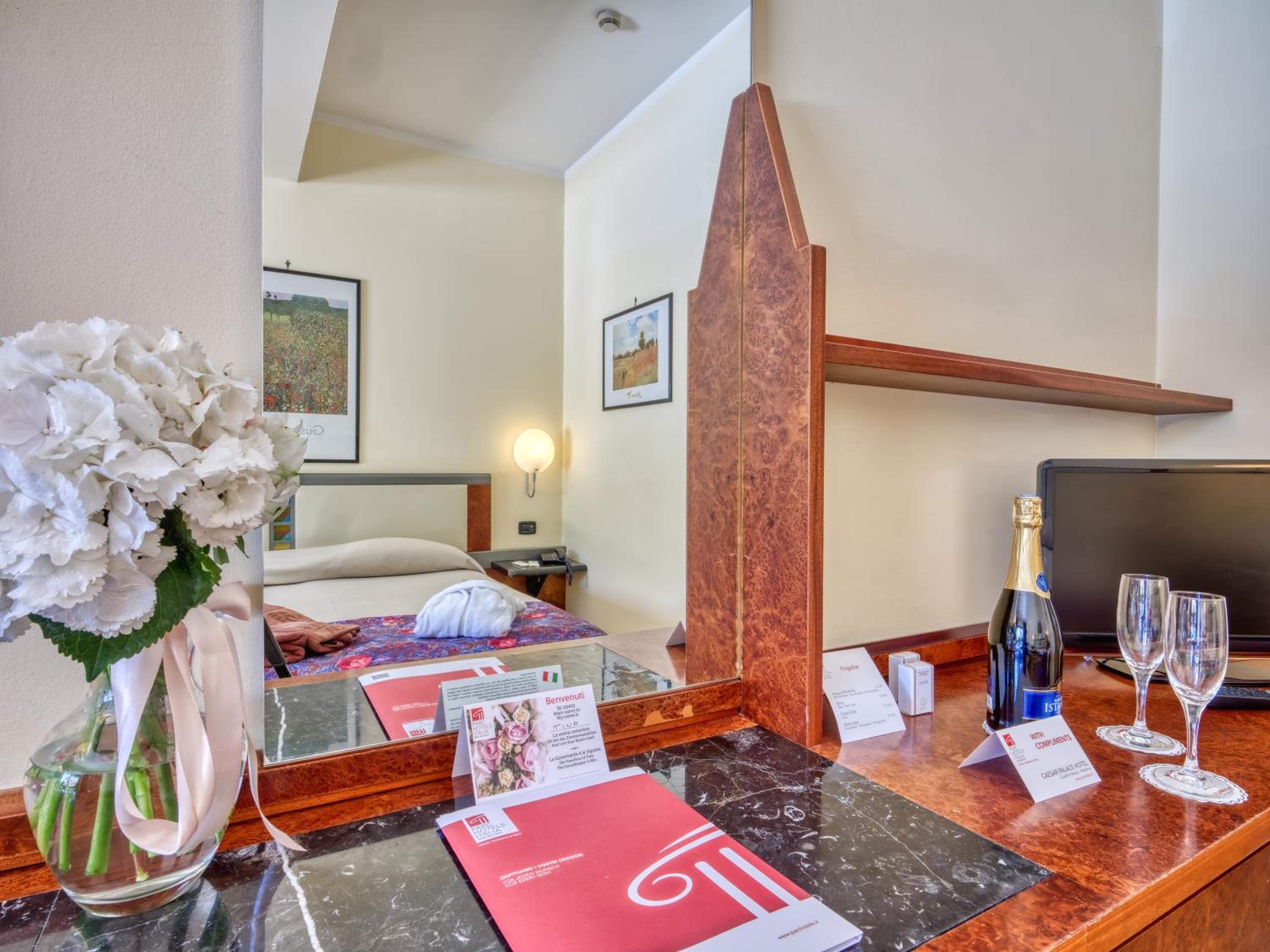 Standard Double or Twin Room - Photo 7