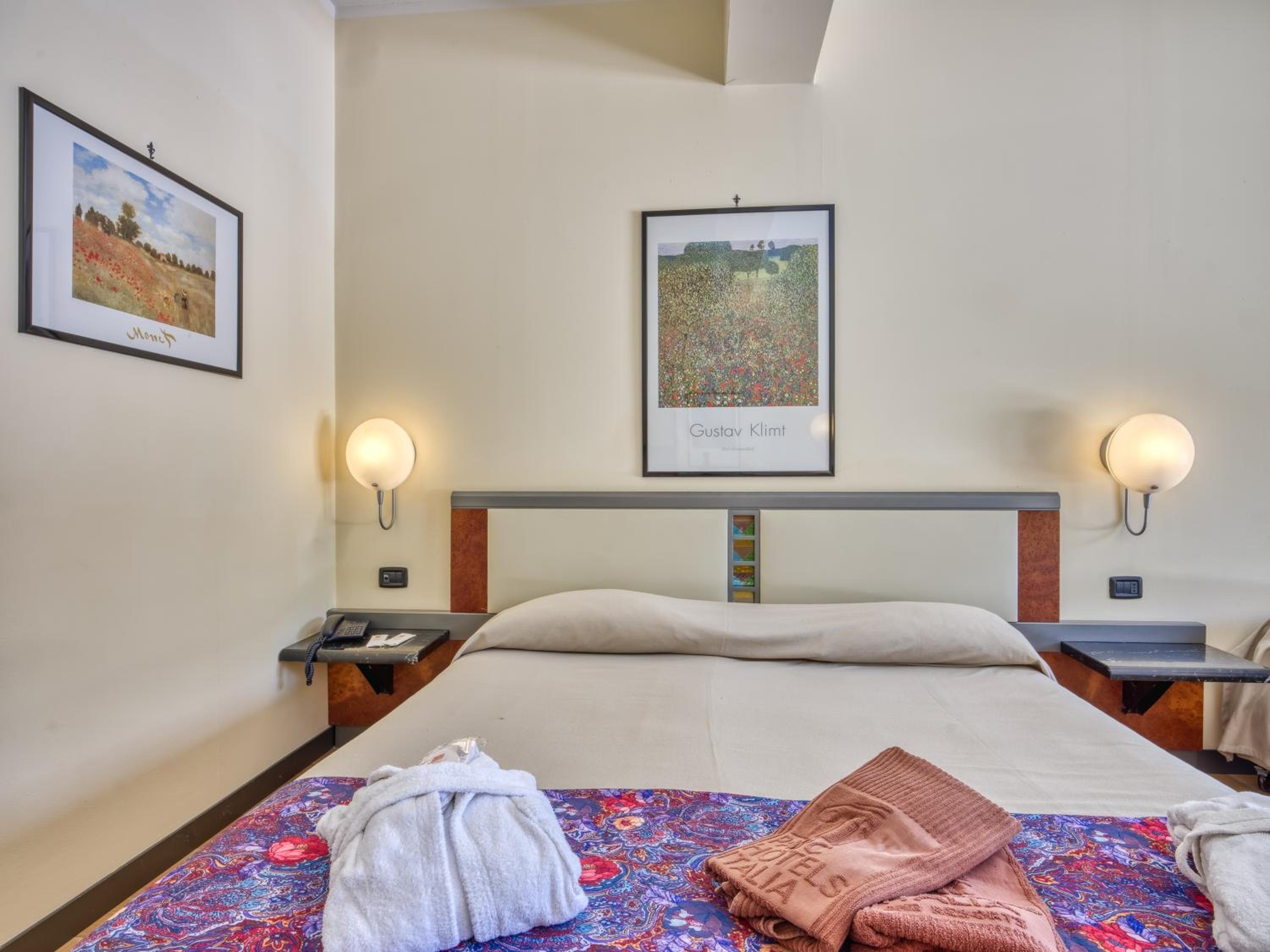 Standard Double or Twin Room - Photo 8